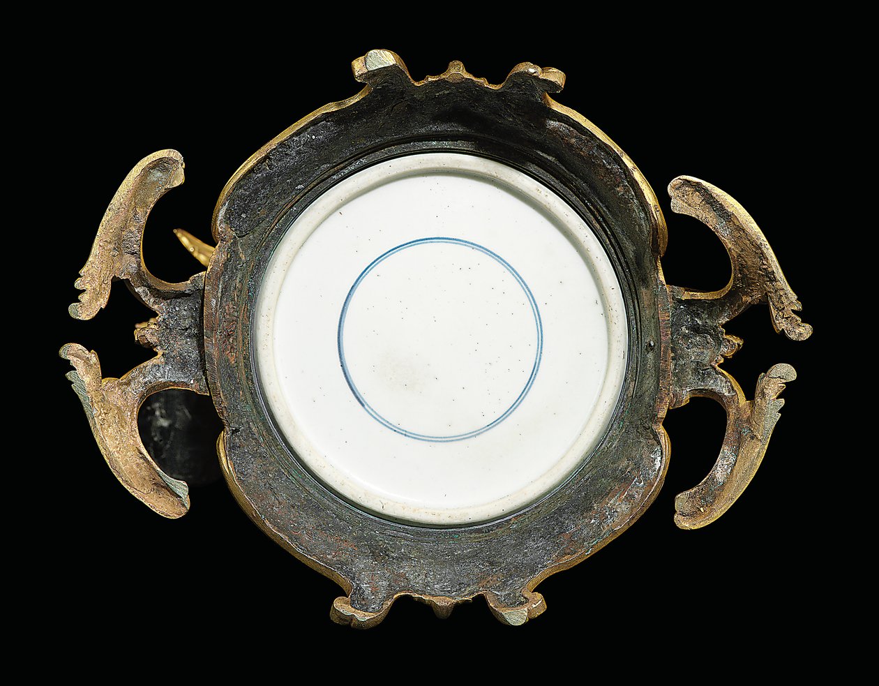 Jeden z páru konví Ludvíka XV., porcelán 1662-1722, držáky cca 1745-49 (porcelán namontovaný na ormolu) od Qing Dynasty   Kangxi Period Chinese School