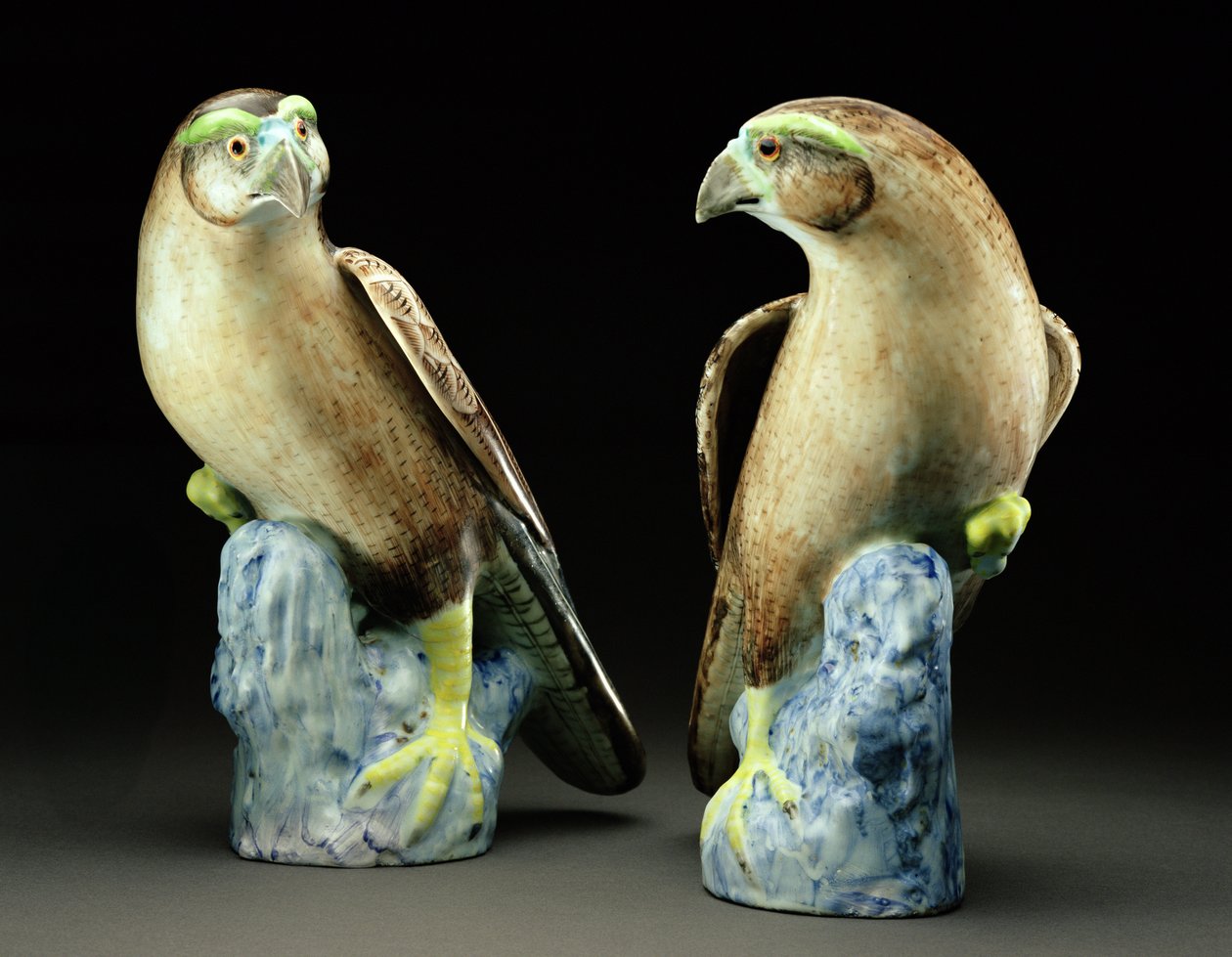 Pár famille rose hawks (porcelán) od Qing Dynasty Chinese School