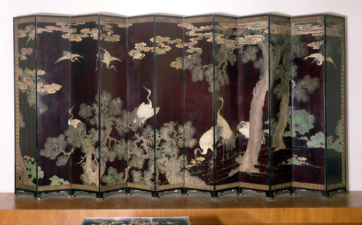 Obrazovka Coromandel zobrazující jeřáby, borovice a mraky na černém pozadí, 1691 (lakované dřevo) od Qing Dynasty Chinese School