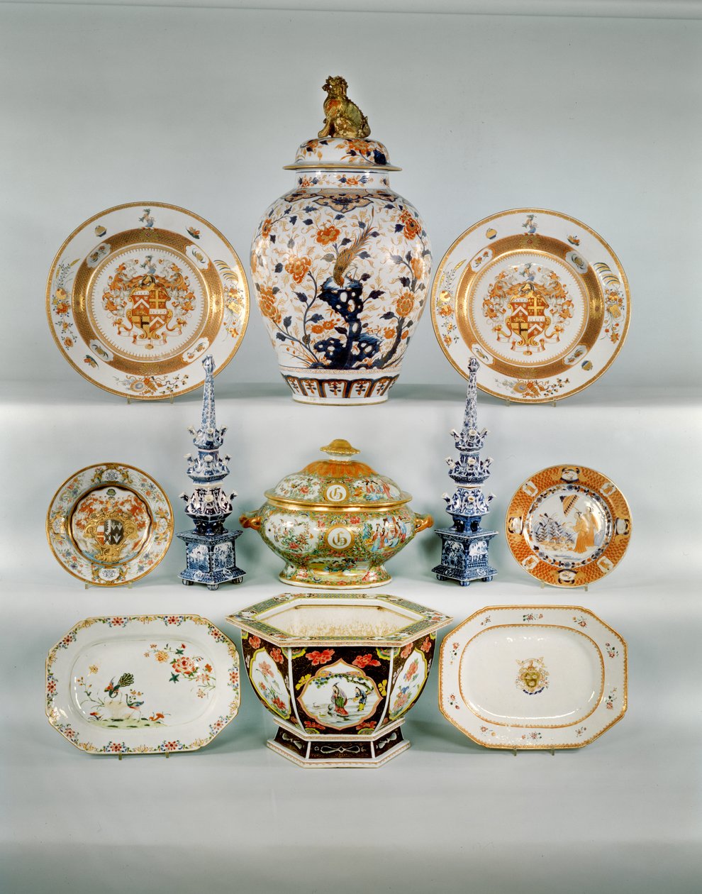 Balustrová váza Imari; Pancéřová mísa Rose-verte, kolem 1724; Famille rose bombe nádoba a kryt; Dvě modré a bílé tulipánové vázy; zbrojní deska Famille Rose; Talíř Imari od Cornelia Prenka; Famille Rose podlouhlá miska; Famille Rose šestihranná žardiniéra  od Qing Dynasty Chinese School