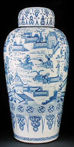 Jedna z dvojice modrých a bílých váz s vojáky od Qing Dynasty Chinese School