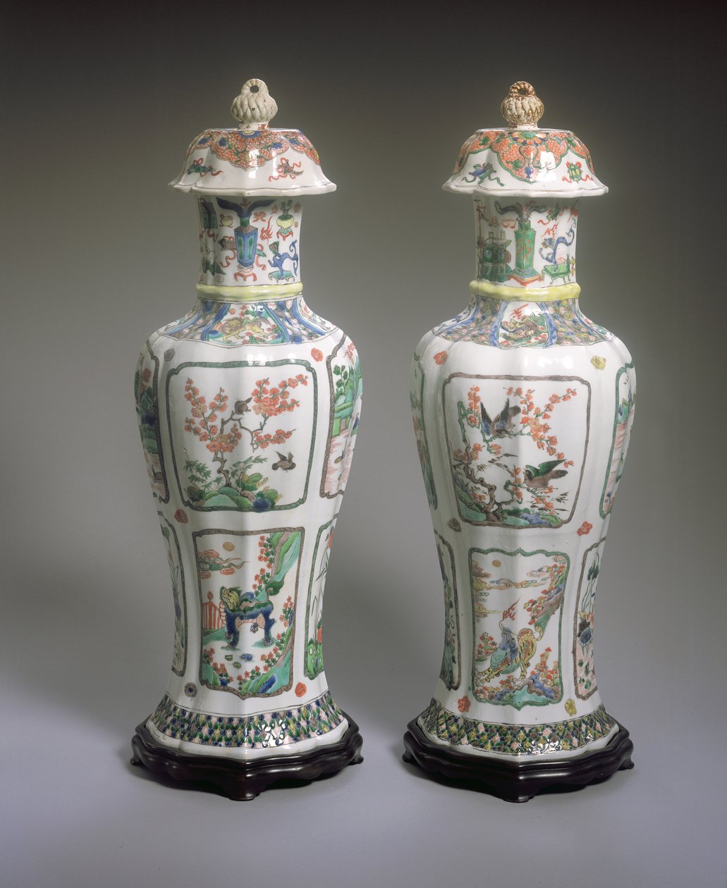 Pár čínských exportních váz a obalů Famille Verte, období Kangxi (1662-1722) (porcelán) (viz také 272196) od Qing Dynasty Chinese School