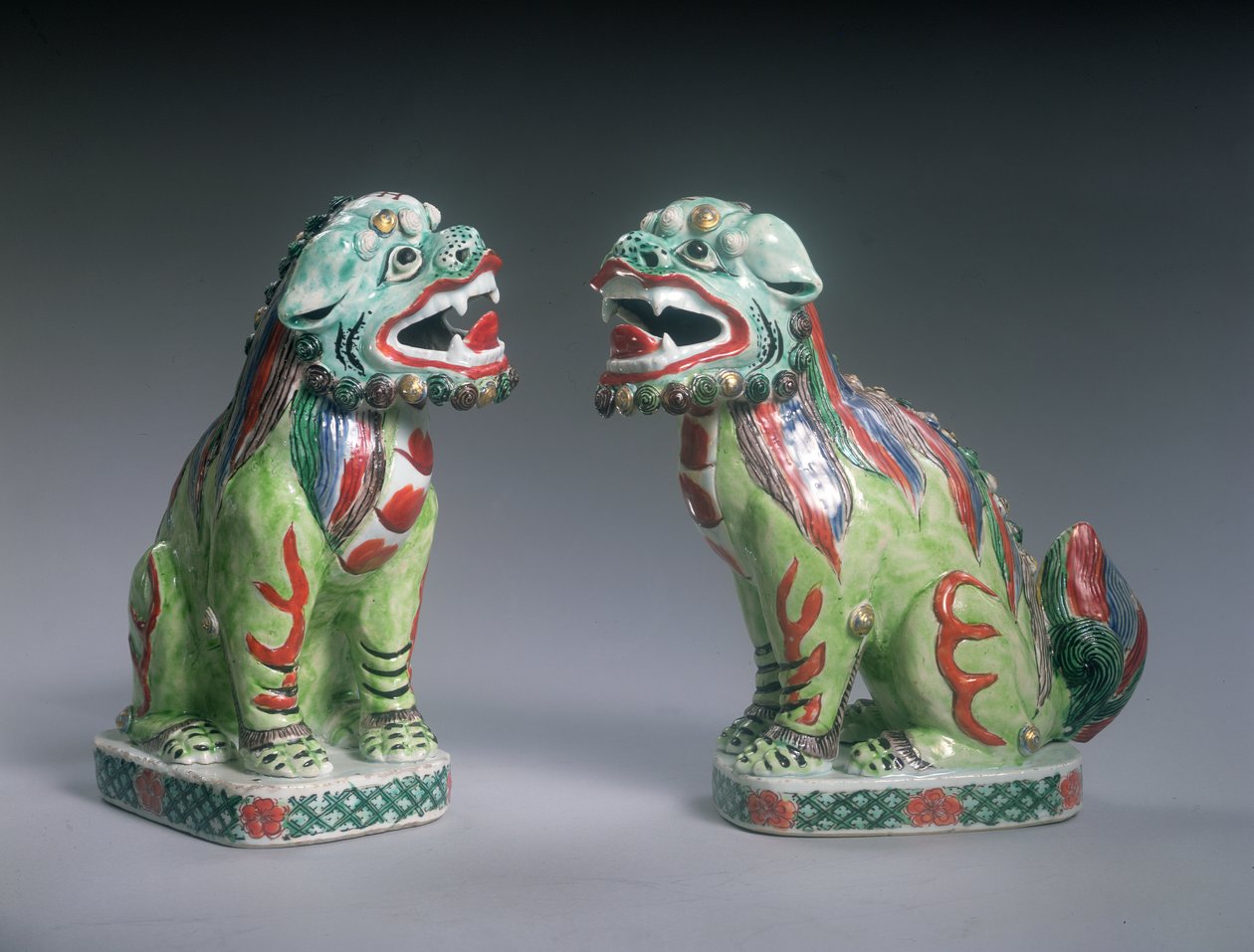 Pár lvů Famille Verte, období Kangxi (1662-1722) (porcelán) od Qing Dynasty Chinese School
