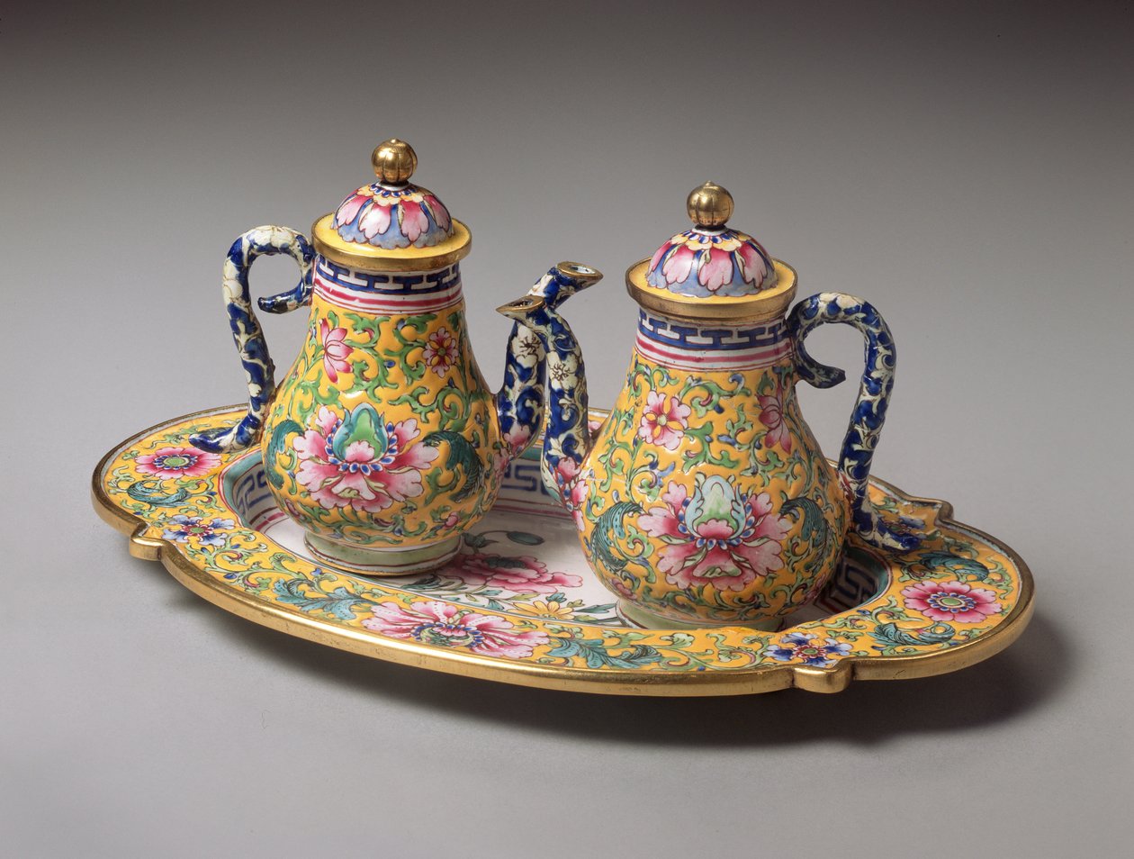Pár miniaturních konví a tácu, období Qianlong (1736-95) (smalt) od Qing Dynasty Chinese School