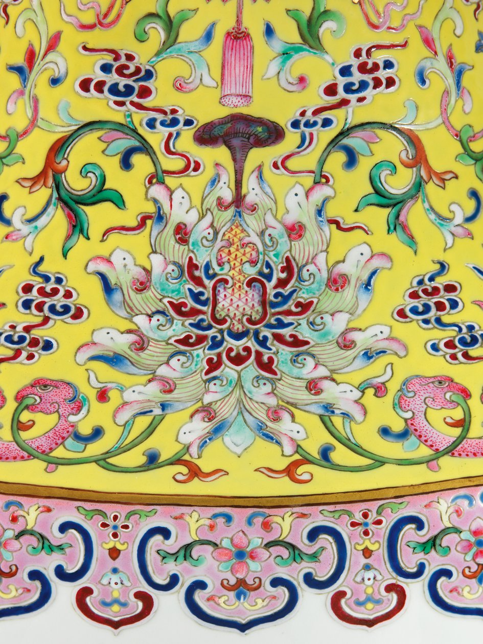 Detail z jedné z páru růžových váz Imperial Famille (keramické) od Qing Dynasty   Jiaqing Period Chinese School