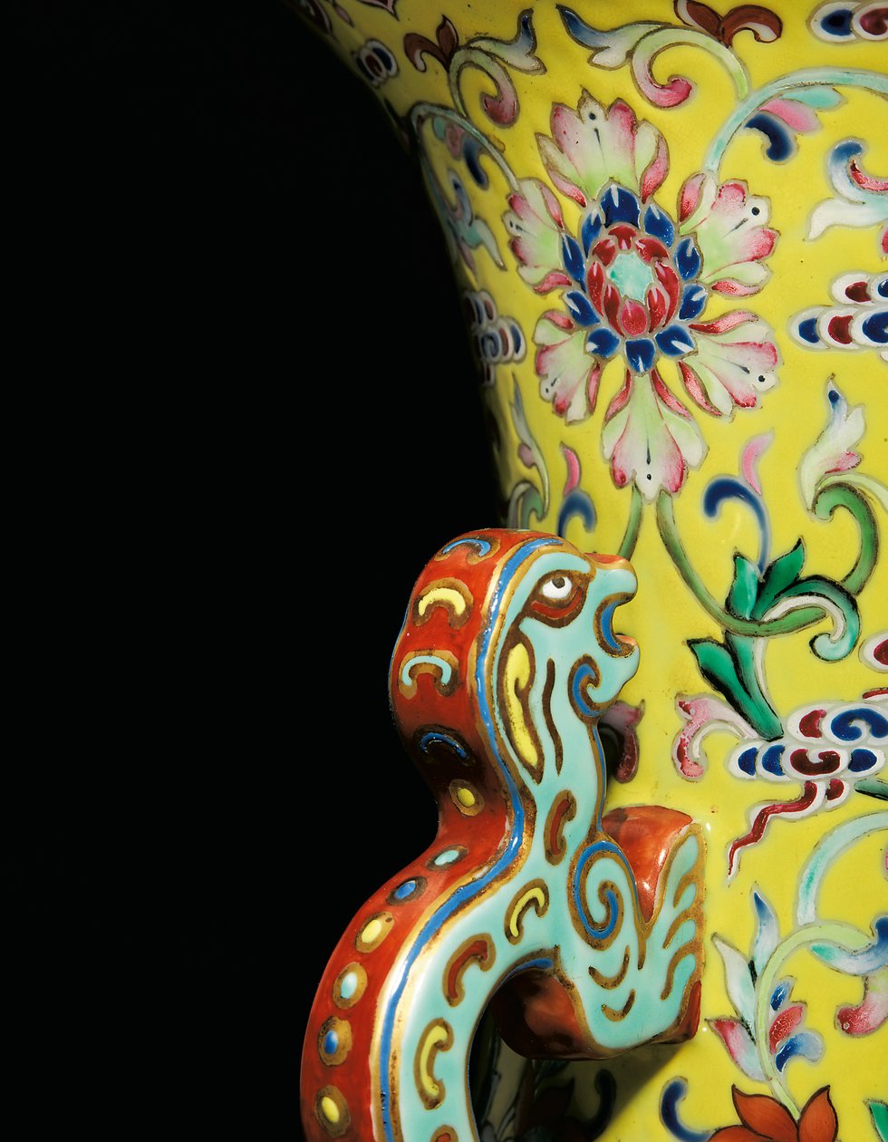 Detail z jedné z páru růžových váz Imperial Famille (keramické) od Qing Dynasty   Jiaqing Period Chinese School