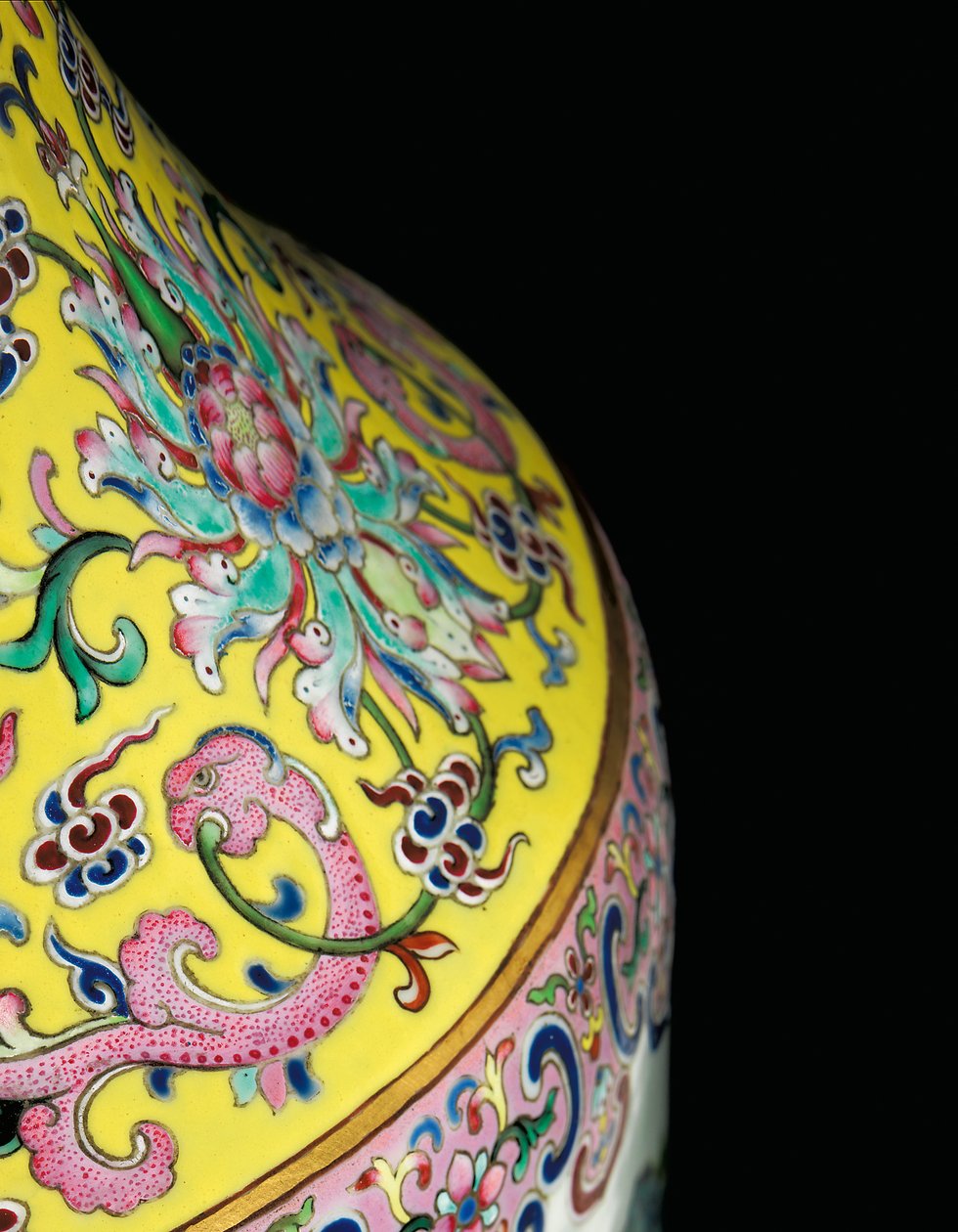 Detail z jedné z páru růžových váz Imperial Famille (keramické) od Qing Dynasty   Jiaqing Period Chinese School