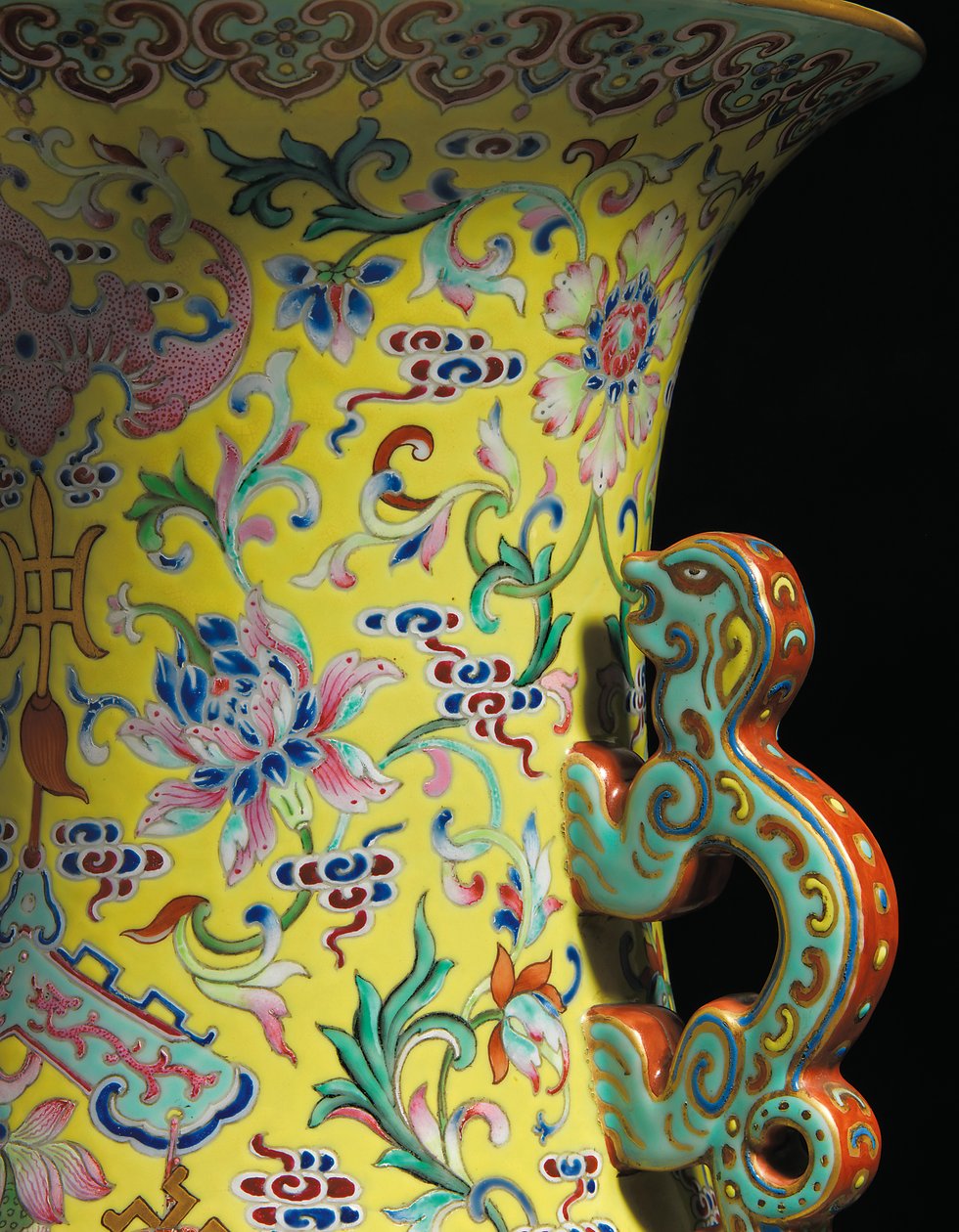 Detail z jedné z páru růžových váz Imperial Famille (keramické) od Qing Dynasty   Jiaqing Period Chinese School