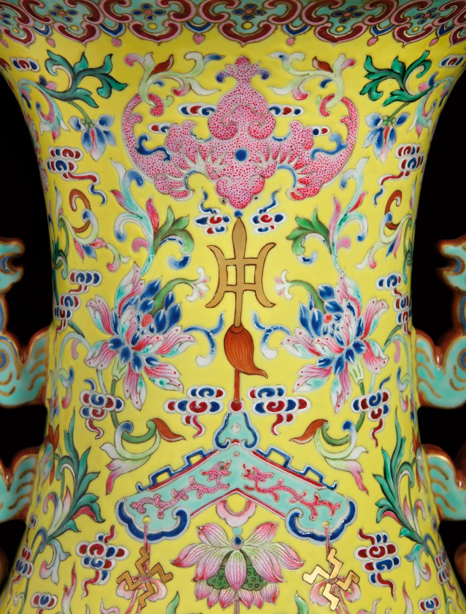Detail z jedné z páru růžových váz Imperial Famille (keramické) od Qing Dynasty   Jiaqing Period Chinese School