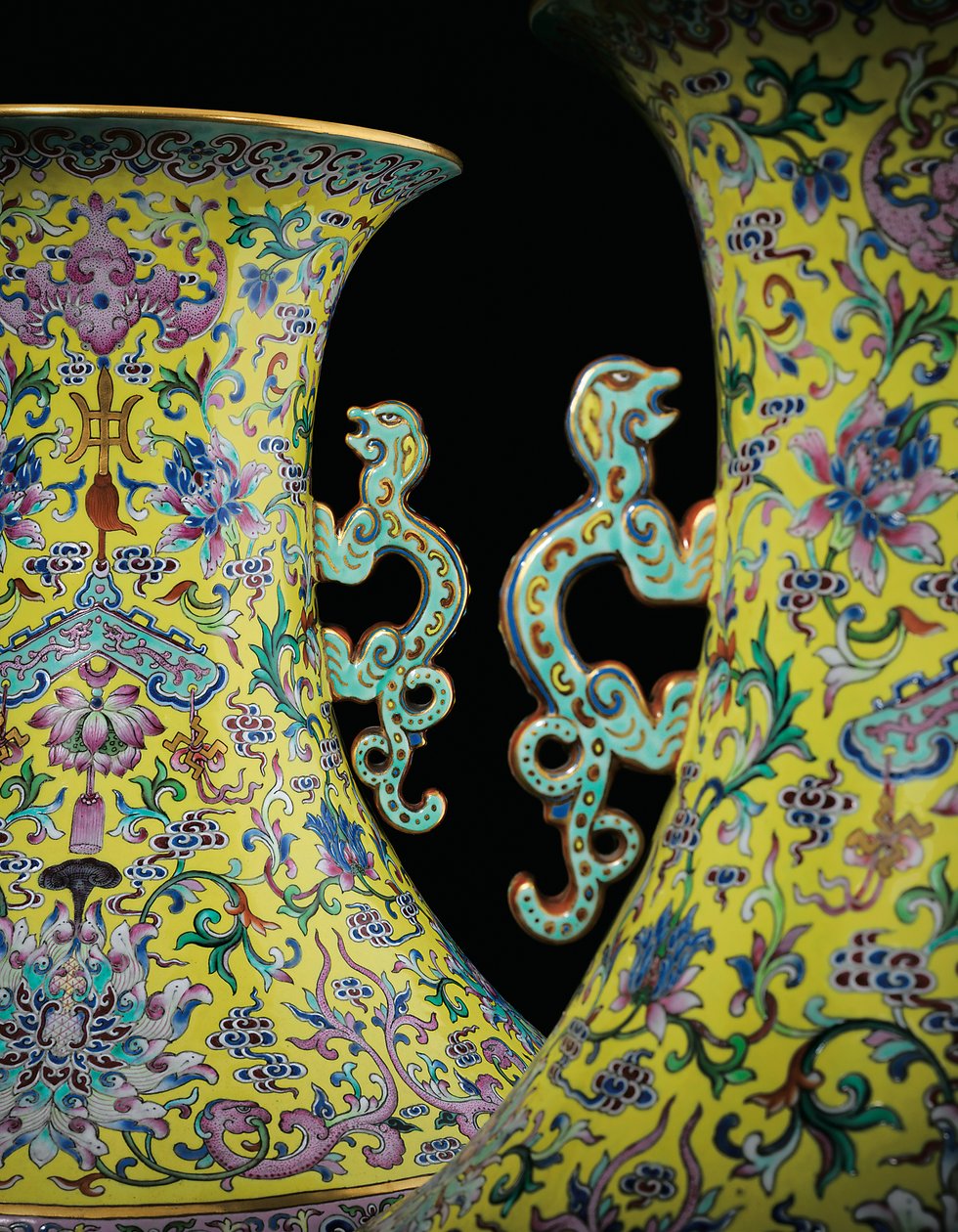 Detail z páru váz Imperial Famille Rose (keramické) od Qing Dynasty   Jiaqing Period Chinese School