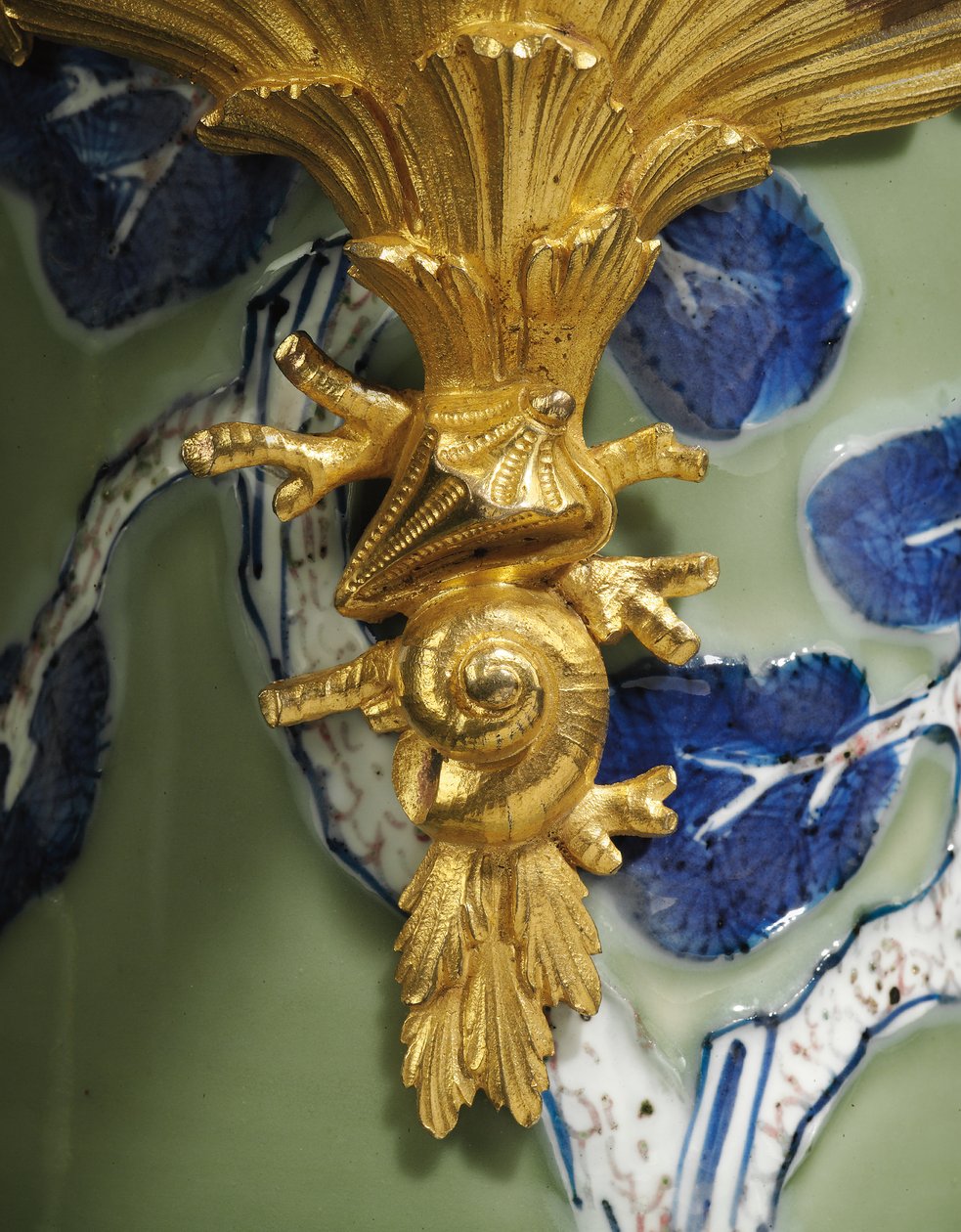 Jeden z páru konví Ludvíka XV., porcelán 1662-1722, držáky cca 1745-49 (porcelán namontovaný na ormolu) od Qing Dynasty   Kangxi Period Chinese