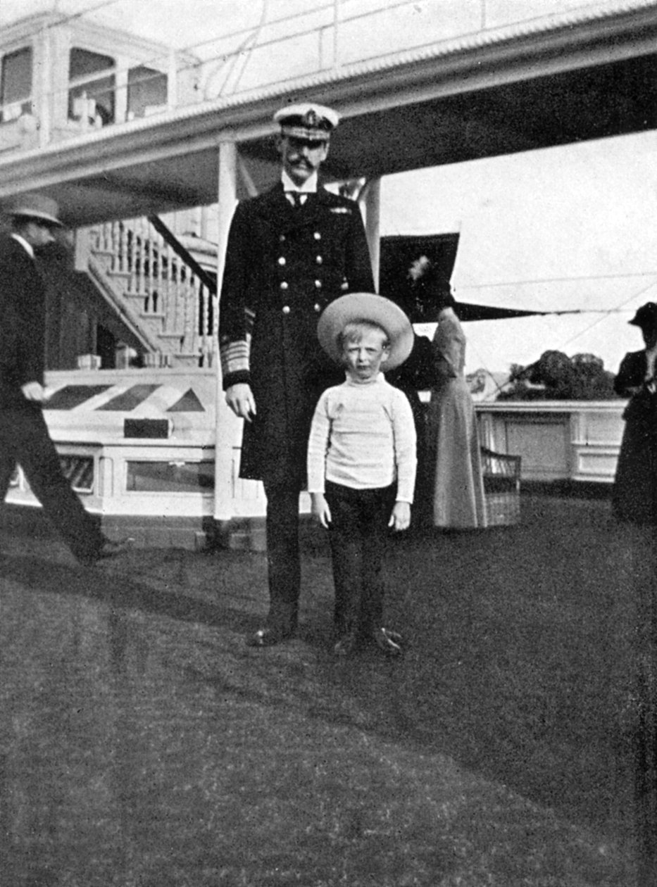 Norský král Haakon VII 1872-1957 se svým synem Olavem 1903-1991, 1908. od Queen Alexandra