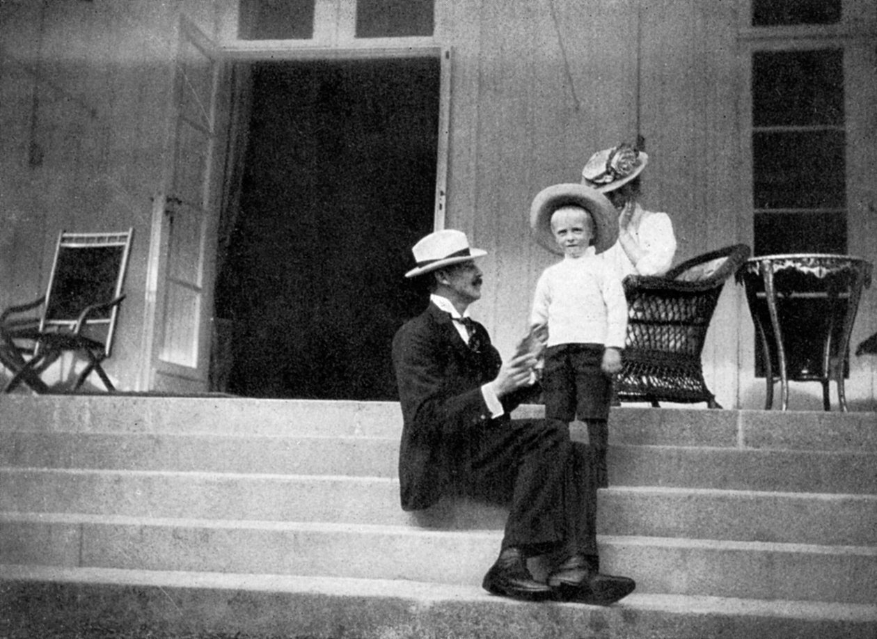 Norský král Haakon VII, jeho syn Olav a princezna Victoria v Bygdøy, Norsko, 1908. od Queen Alexandra