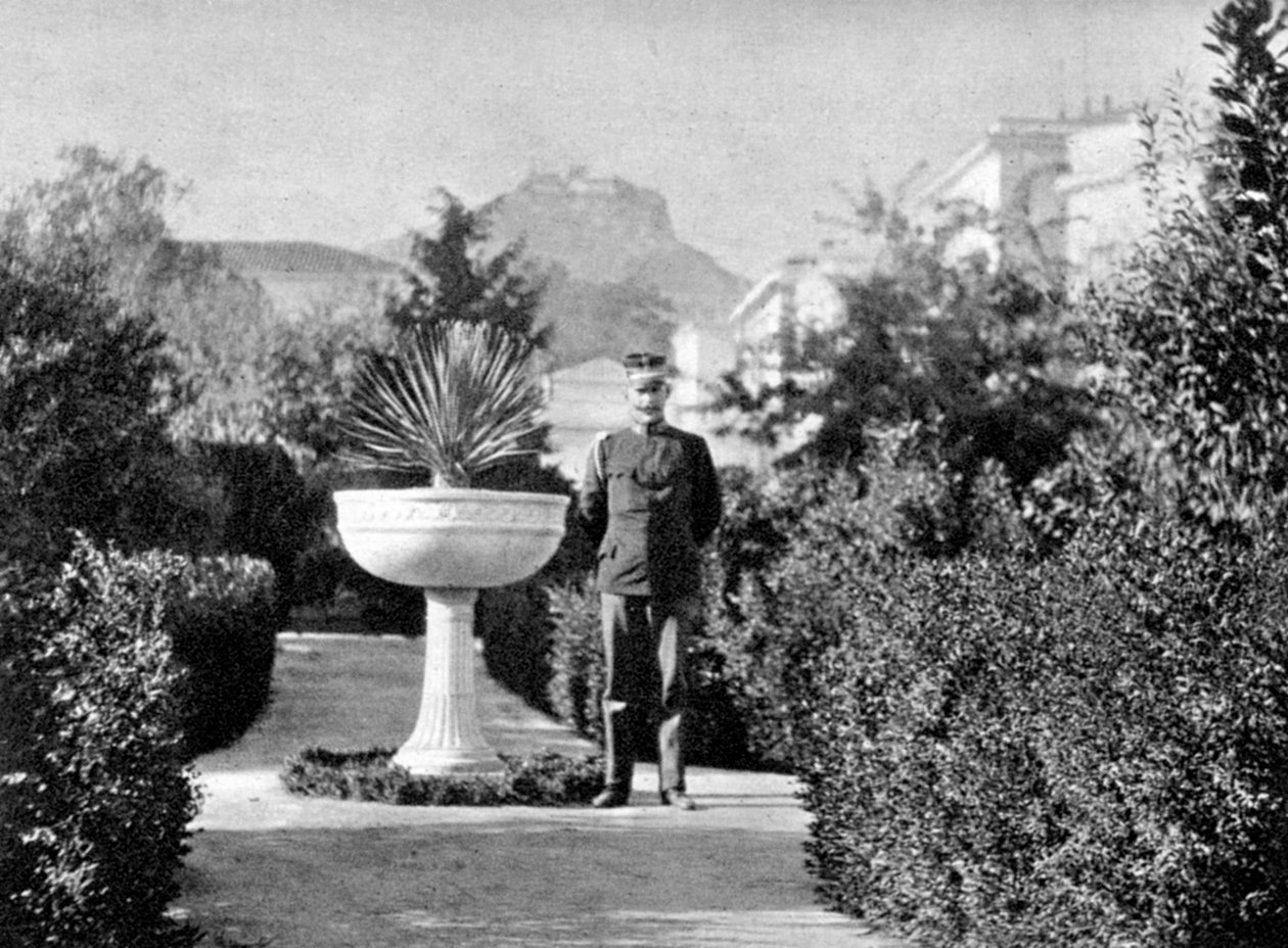 Princ Constantine 1868-1923, vévoda ze Sparty, ve své zahradě v Aténách, 1908. od Queen Alexandra