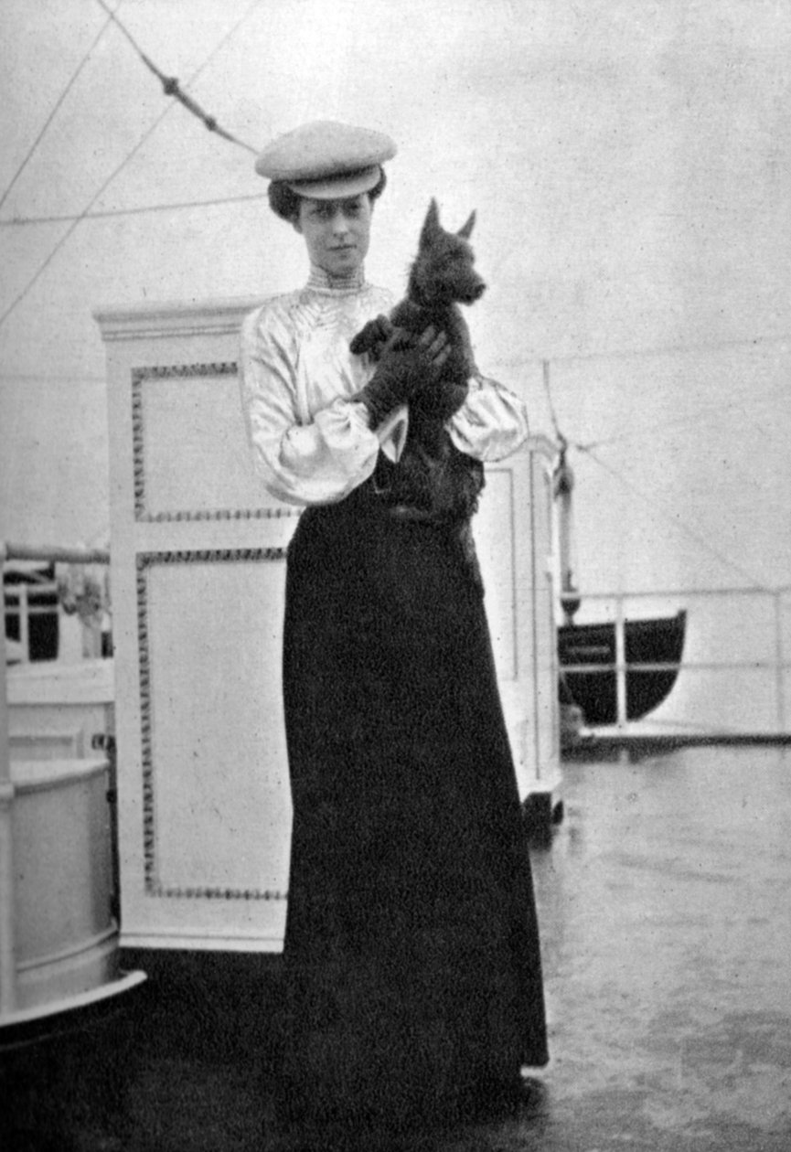 Princezna Victoria 1868-1935 s Macem na palubě královské jachty Victoria a Albert III, 1908. od Queen Alexandra