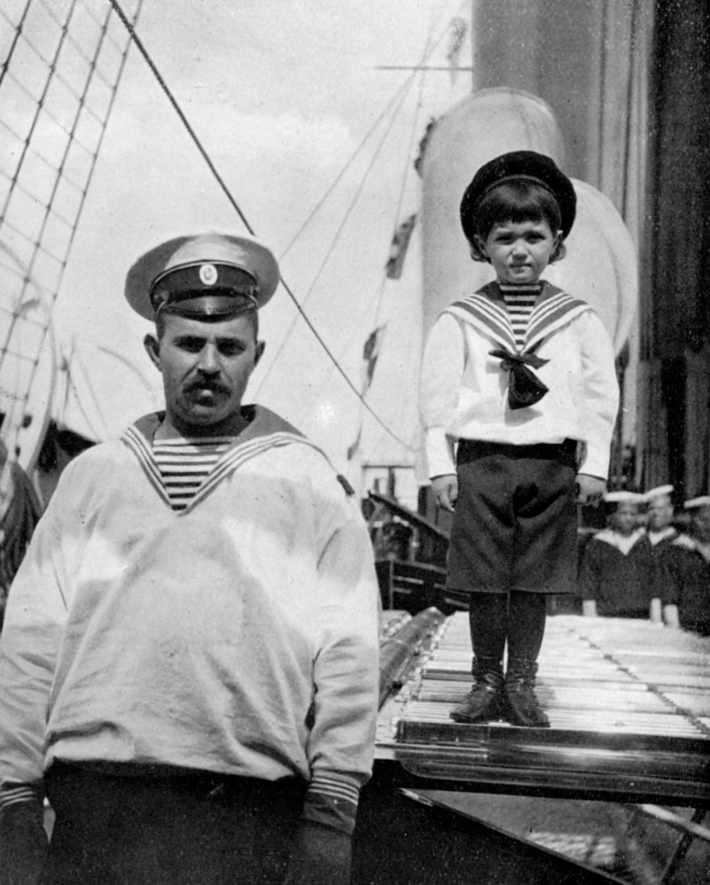 Malý Caesarevitch se svým přítelem námořníkem, 1908. od Queen Alexandra