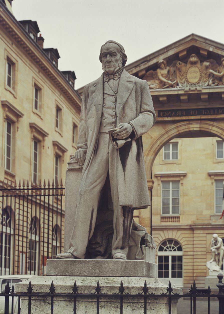 Socha Clauda Bernarda (1813-78) mimo College de France od R. Coudegues