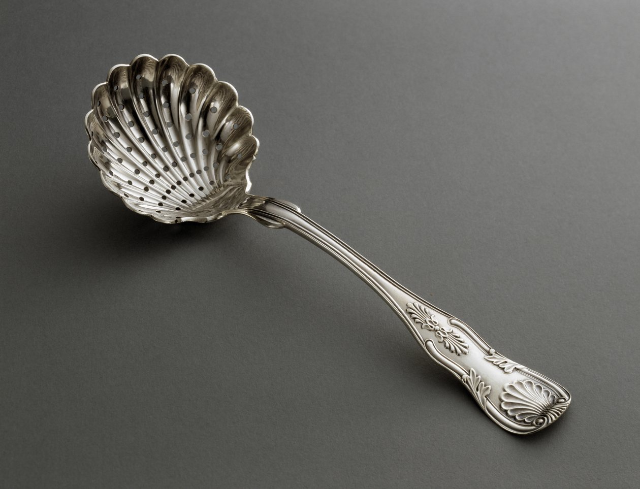 Propíchnutá naběračka, c. 1825-1846 (stříbro) od R. and W. Wilson