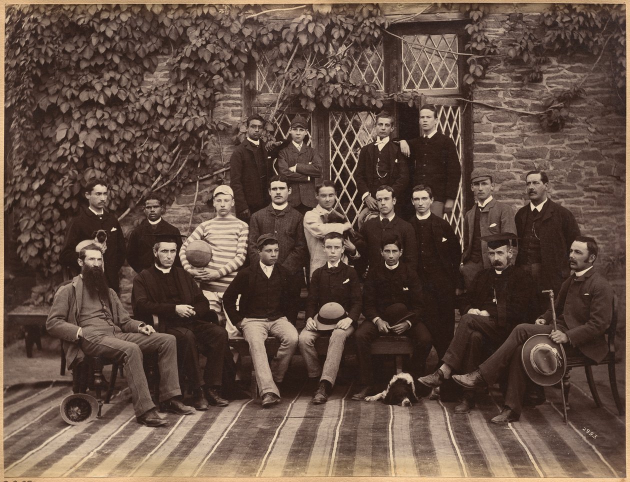 Studenti a učitelé vyšších tříd na Bishop Cotton School v Šimle (verso) od Raja Deen Dayal