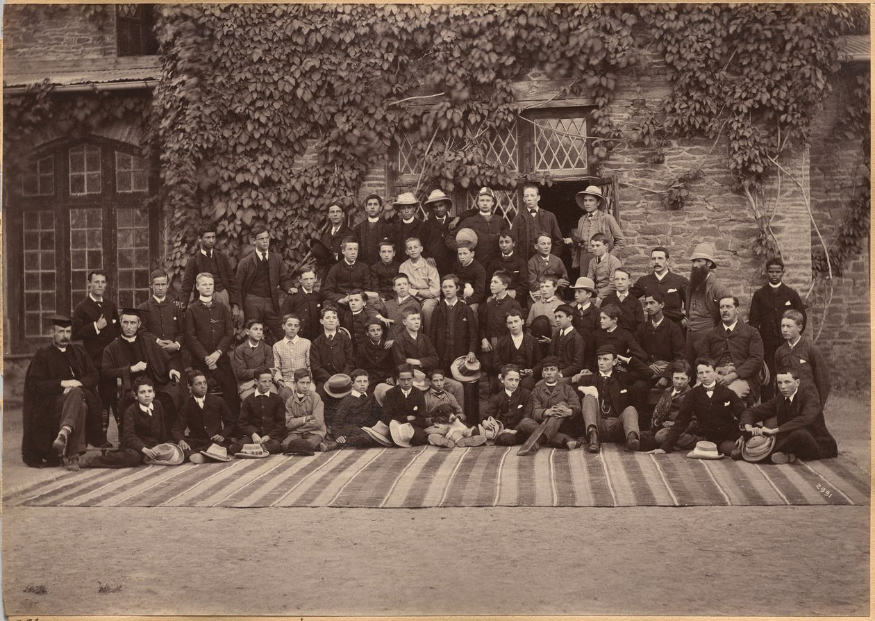 Žáci a zaměstnanci středních tříd, Bishop Cotton School, Shimla (verso) od Raja Deen Dayal