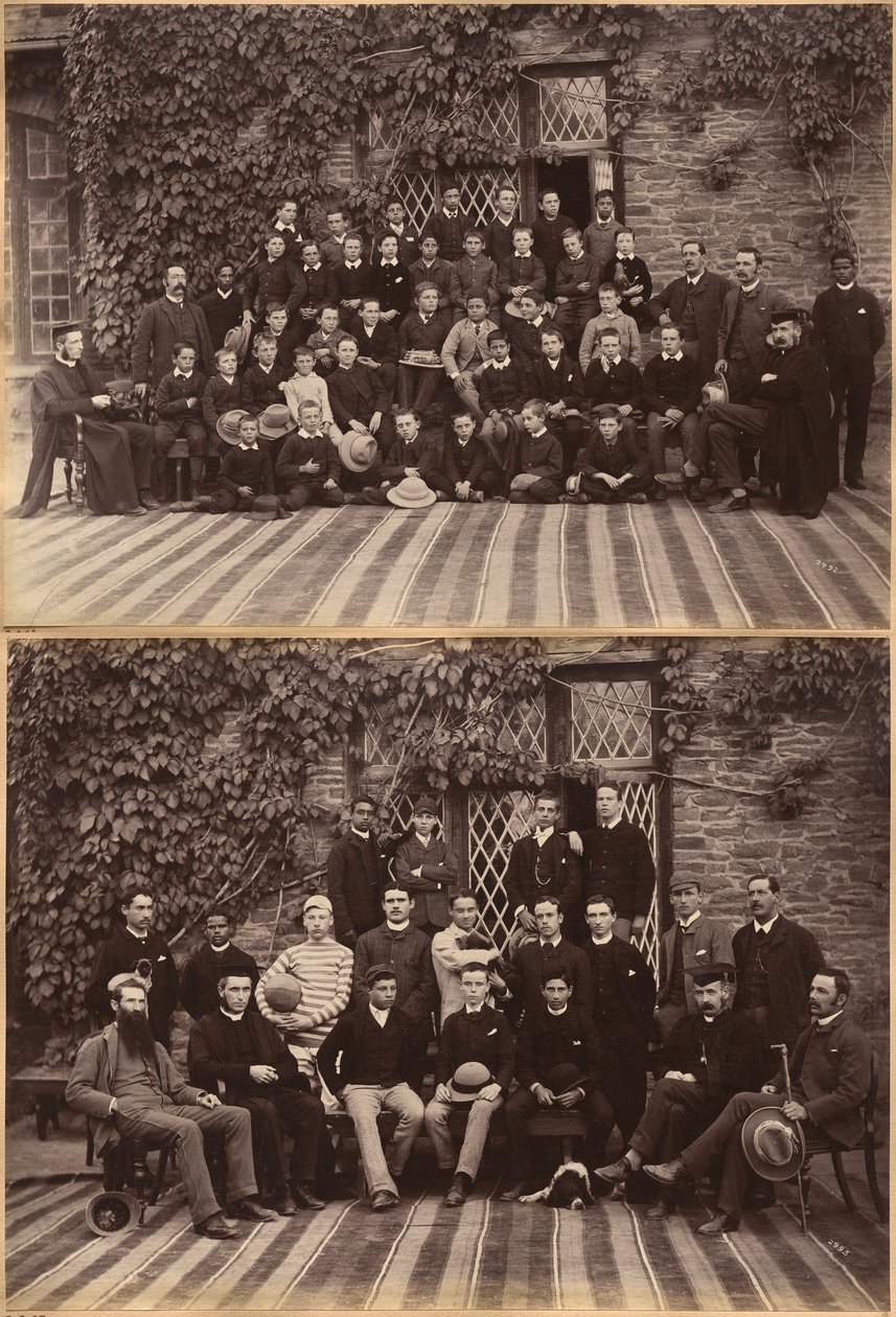Základní třída Bishop Cotton School, Shimla (recto); studenti a učitelé vyšších tříd Bishop Cotton School, Shimla (verso) od Raja Deen Dayal