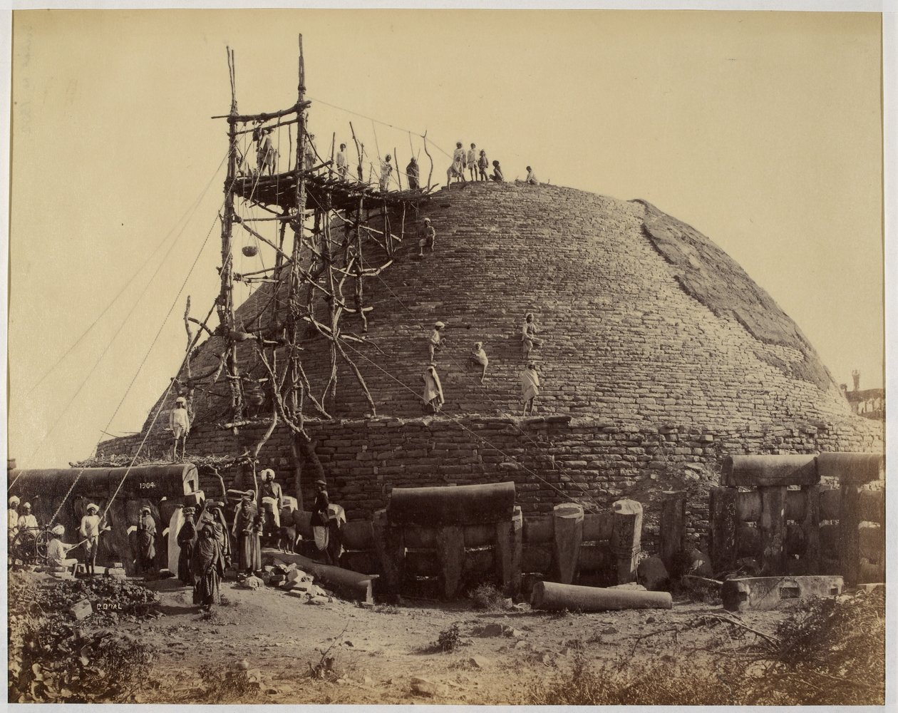 Stupa Sanchi od jihozápadu při opravách od Raja Deen Dayal