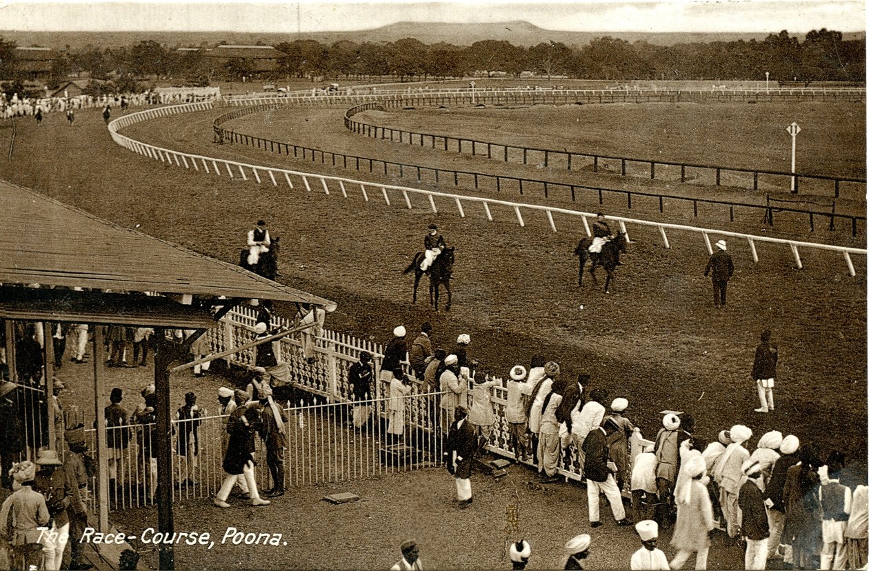 Závodní dráha, Poona, cca 1900-30 (sépiová fotografie) od Raphael Tuck and Sons