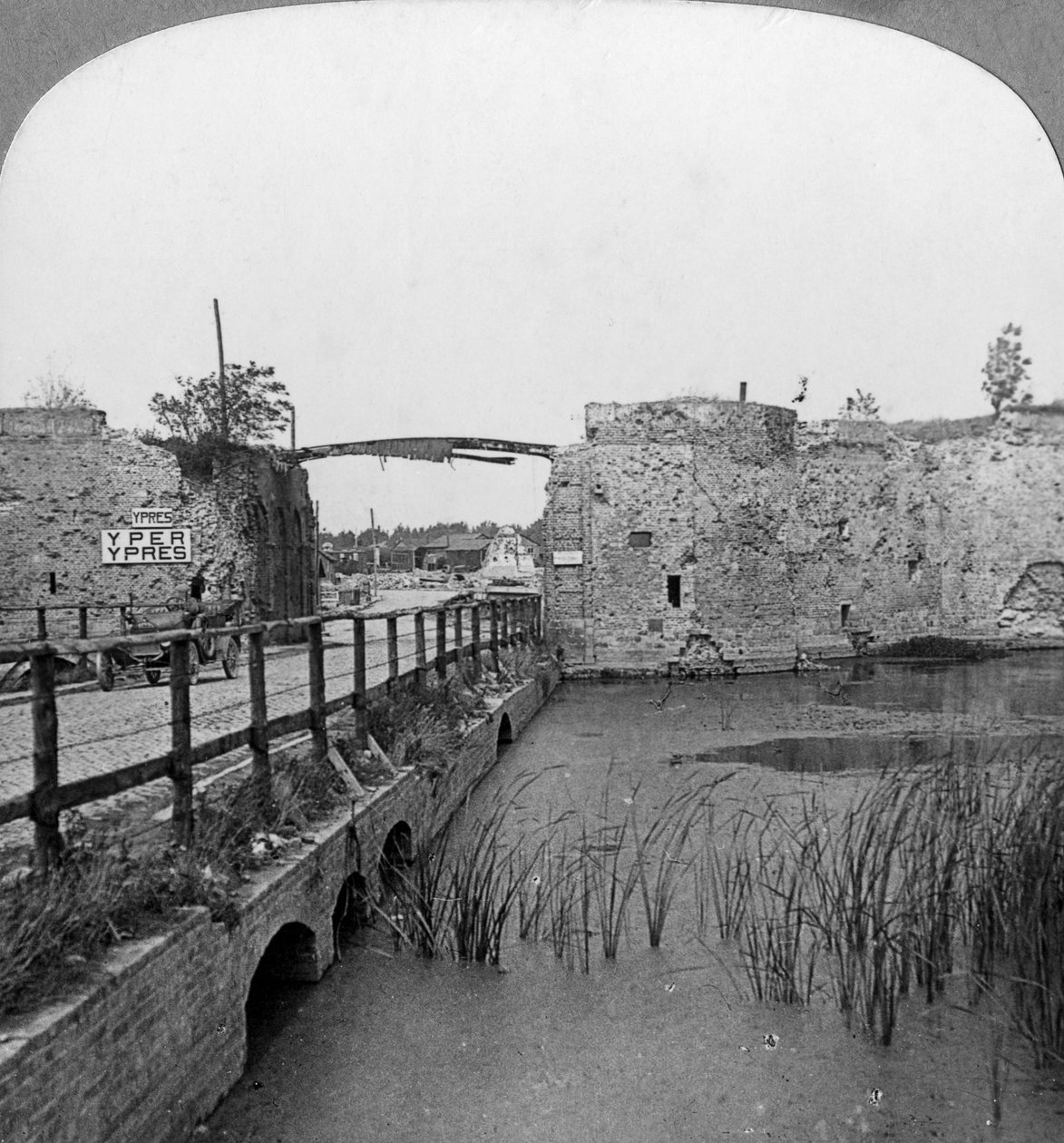 Hradby ze 14. století a brána Lille, Ypres, Belgie, první světová válka, c1914-c1918. od Realistic Travels Publishers