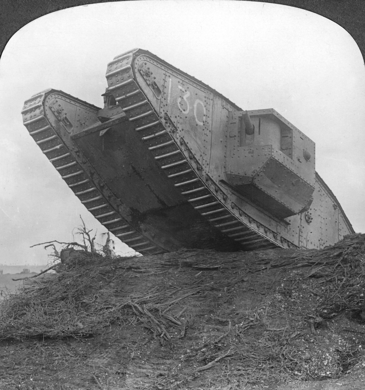 Tank prorážející dráty v Cambrai, Francie, první světová válka, c1917-c1918 od Realistic Travels Publishers