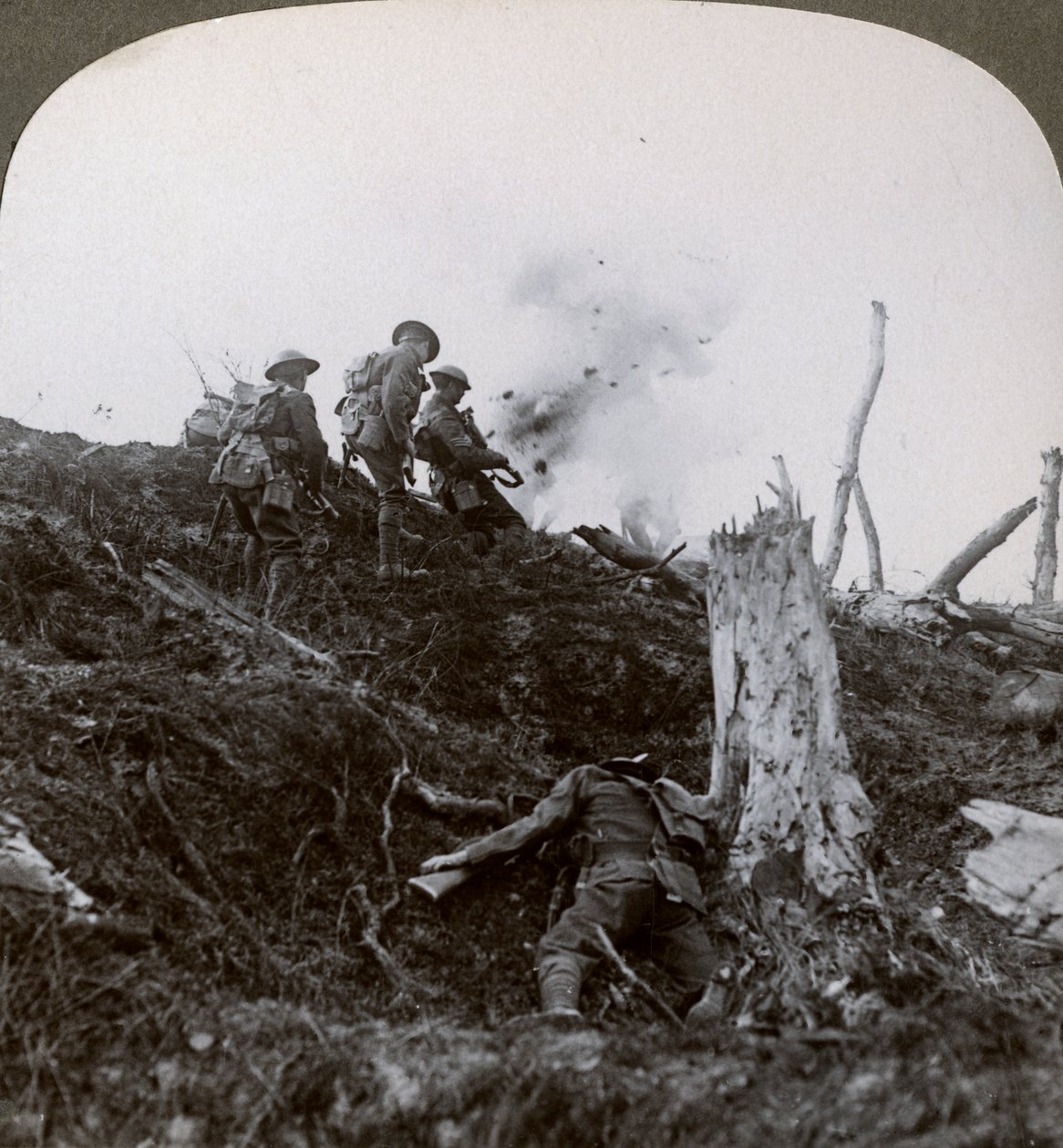 Postup přes Zemi No Mans k útoku na německé linie, první světová válka, 1914-1918 od Realistic Travels Publishers