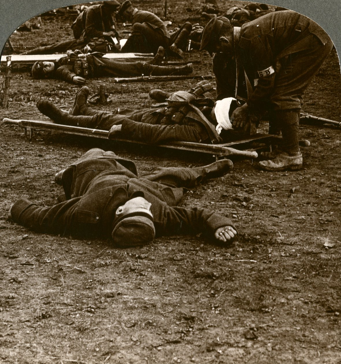 Po bouři a stresu z bitvy, péče o raněné, první světová válka, 1914-1918. od Realistic Travels Publishers