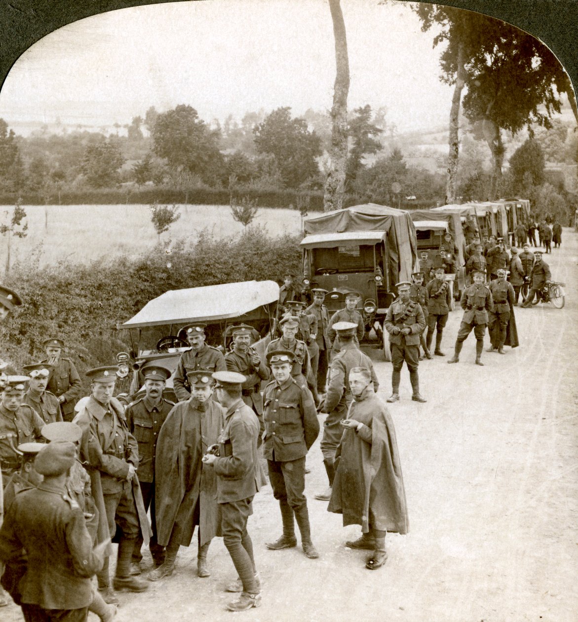 Konvoj s municí zaparkovaný ve Flandrech čekající na rozkazy, první světová válka, 1914-1918. od Realistic Travels Publishers