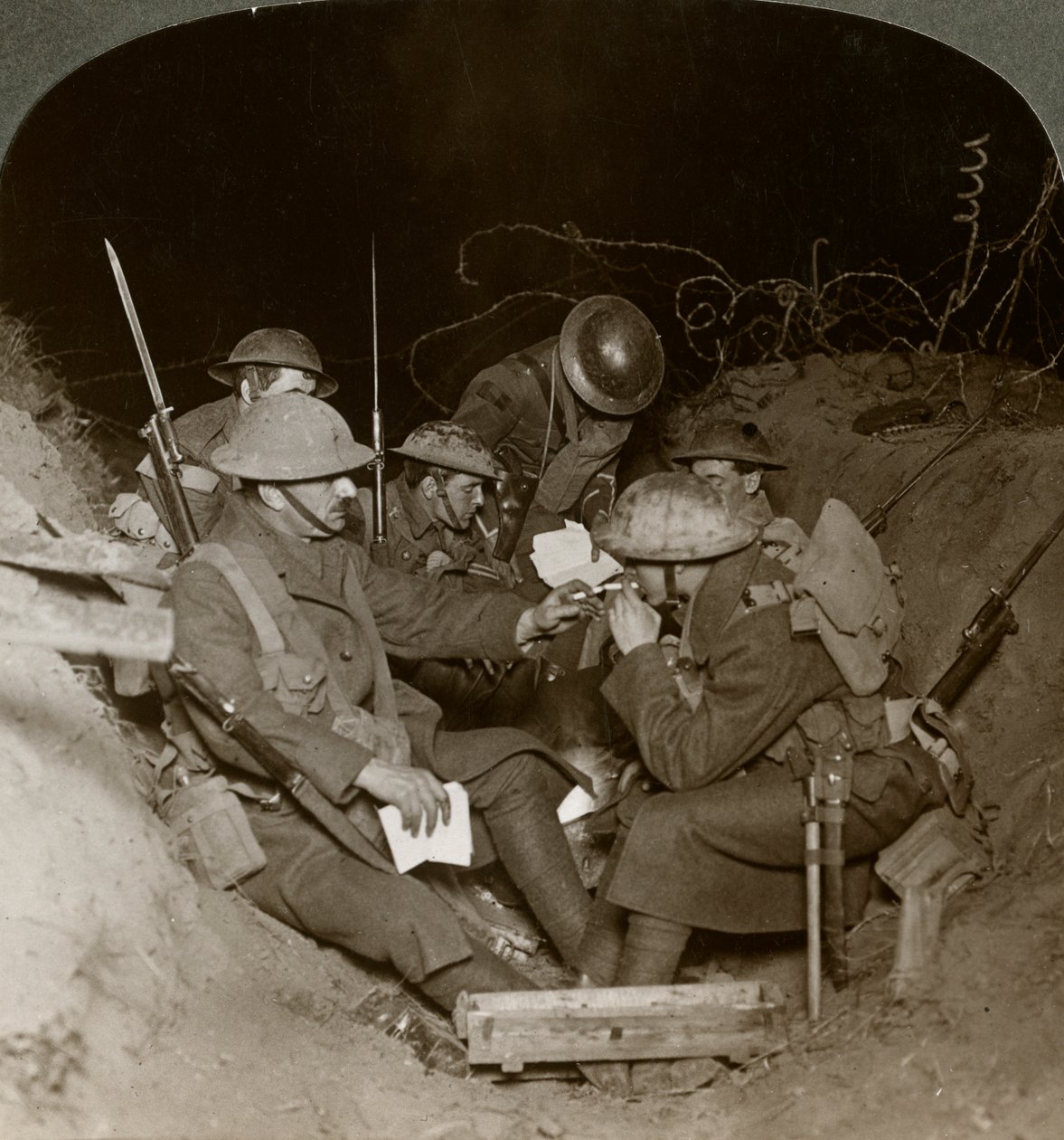 Večer v záložních zákopech v Beaumont Hamel, Francie, první světová válka, 1914-1918 od Realistic Travels Publishers
