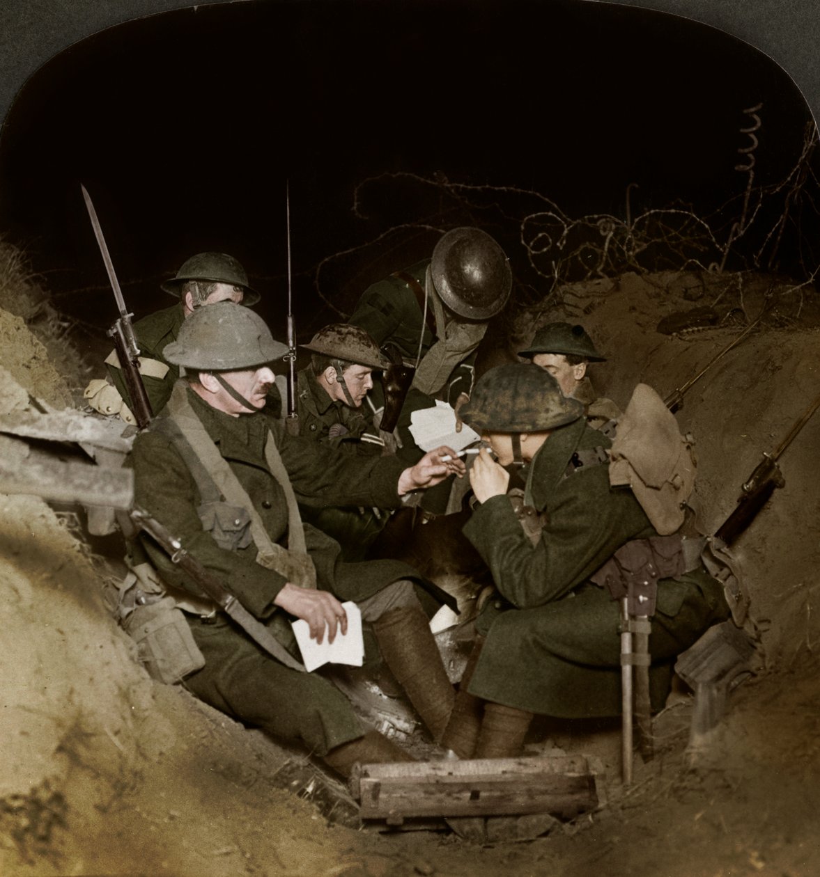 Večer v záložních zákopech v Beaumont Hamel, Francie, první světová válka, 1914-1918. od Realistic Travels Publishers