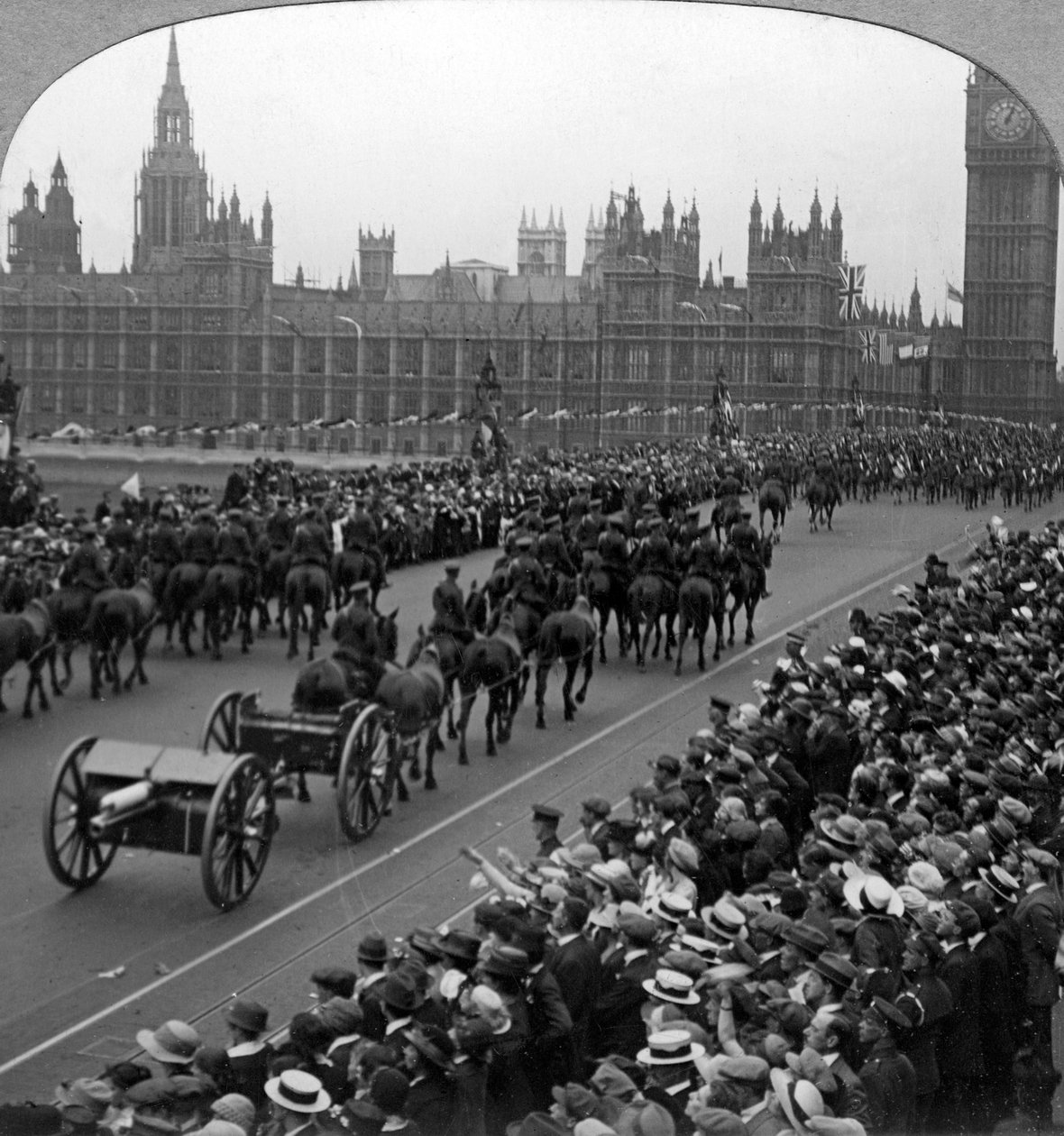 Dělostřelectvo v Great March of the Empires Forces, Westminster Bridge, Londýn, 1919. od Realistic Travels Publishers