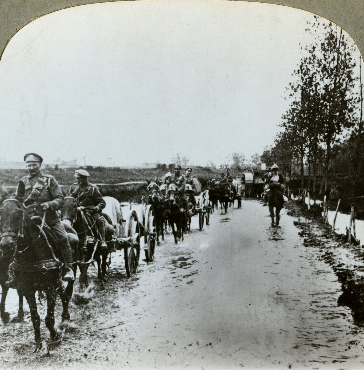 Dělostřelectvo si razí cestu bahnem do Gommecourtu, Francie, první světová válka, c1914-c1918 od Realistic Travels Publishers