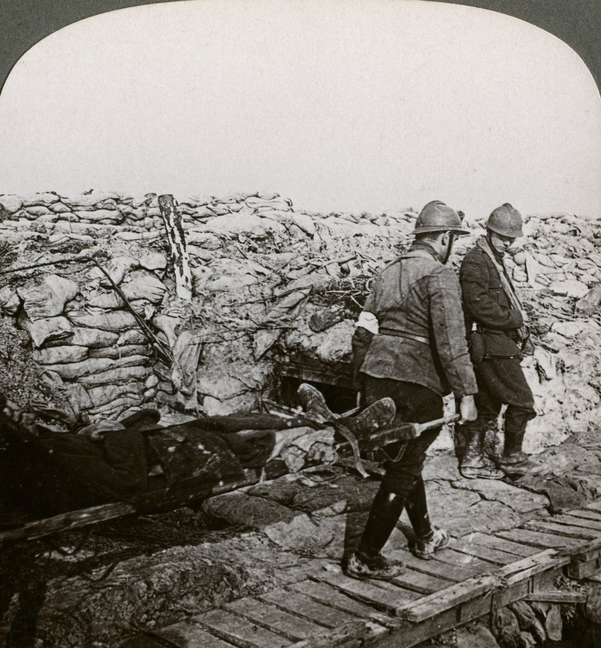 Belgická nosítka nesoucí raněné v zákopu, Dixmude, Belgie, první světová válka, 1914-1918. od Realistic Travels Publishers