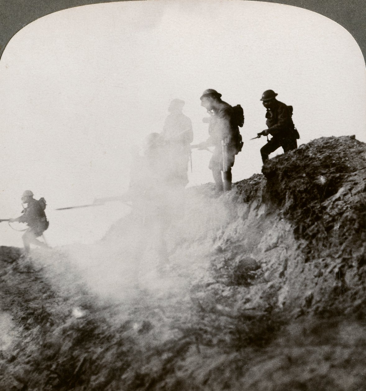 Britští vojáci postupující pod krytem plynu a kouře, Francie, první světová válka, 1916 od Realistic Travels Publishers