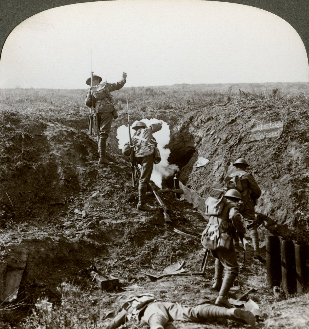 Britští vojáci útočící na Hindenburgovu linii, první světová válka, 1917-1918. od Realistic Travels Publishers