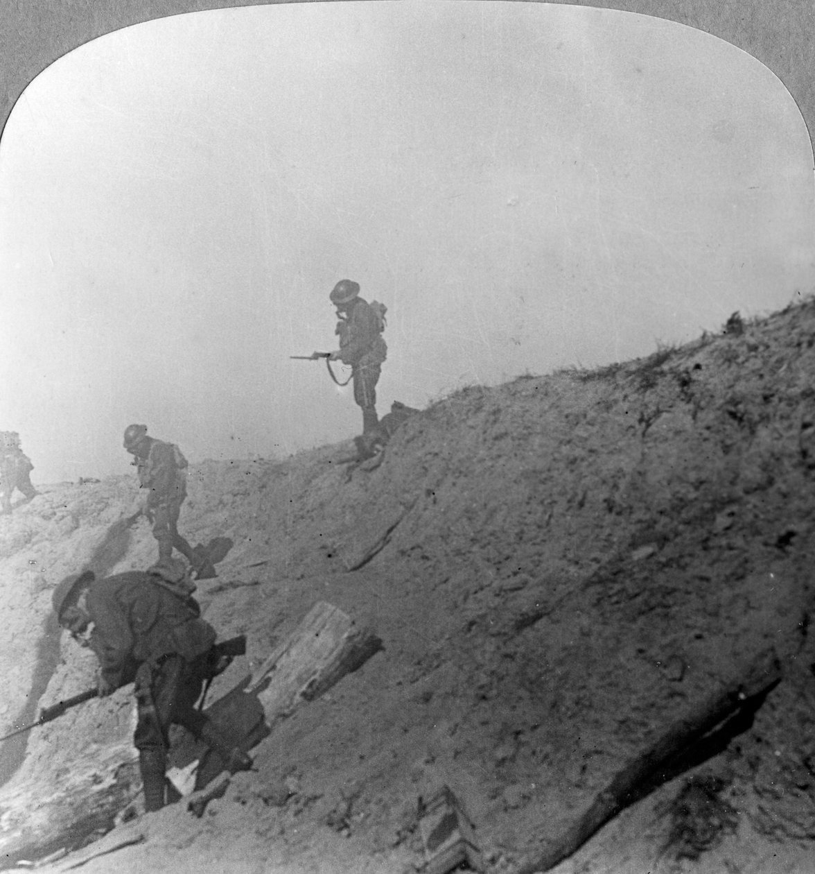 Britské jednotky postupující přes plyn, Passchendaele, Ypres, Belgie, první světová válka, c1914-c1918 od Realistic Travels Publishers