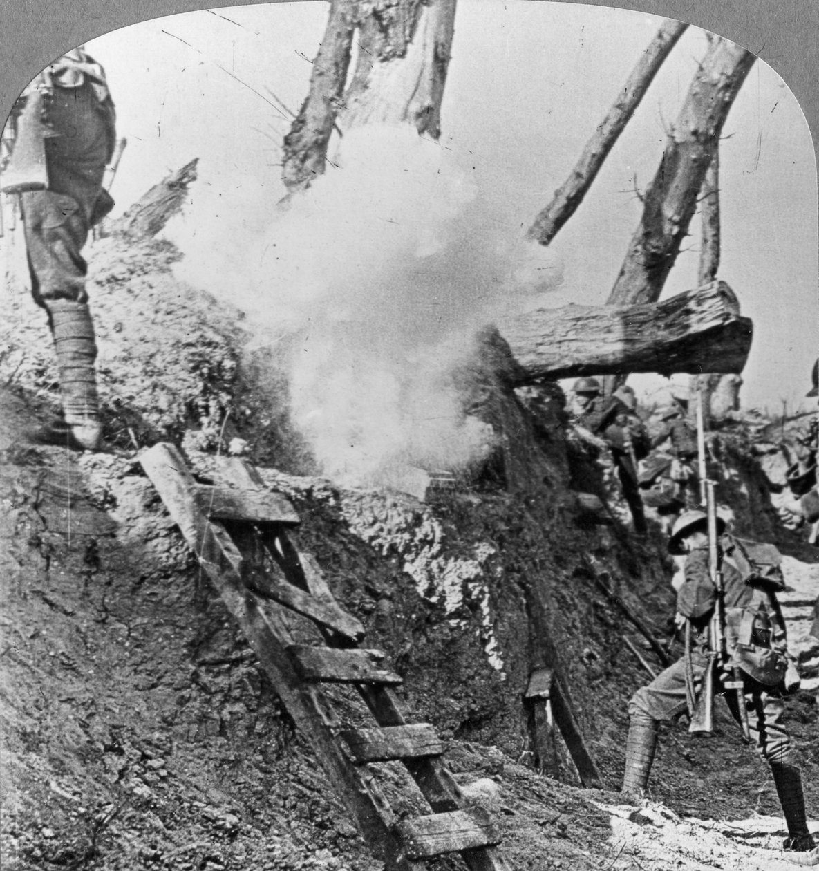 Britští vojáci jdou přes vrchol, Flandry, Belgie, první světová válka, c1914-c1918 od Realistic Travels Publishers