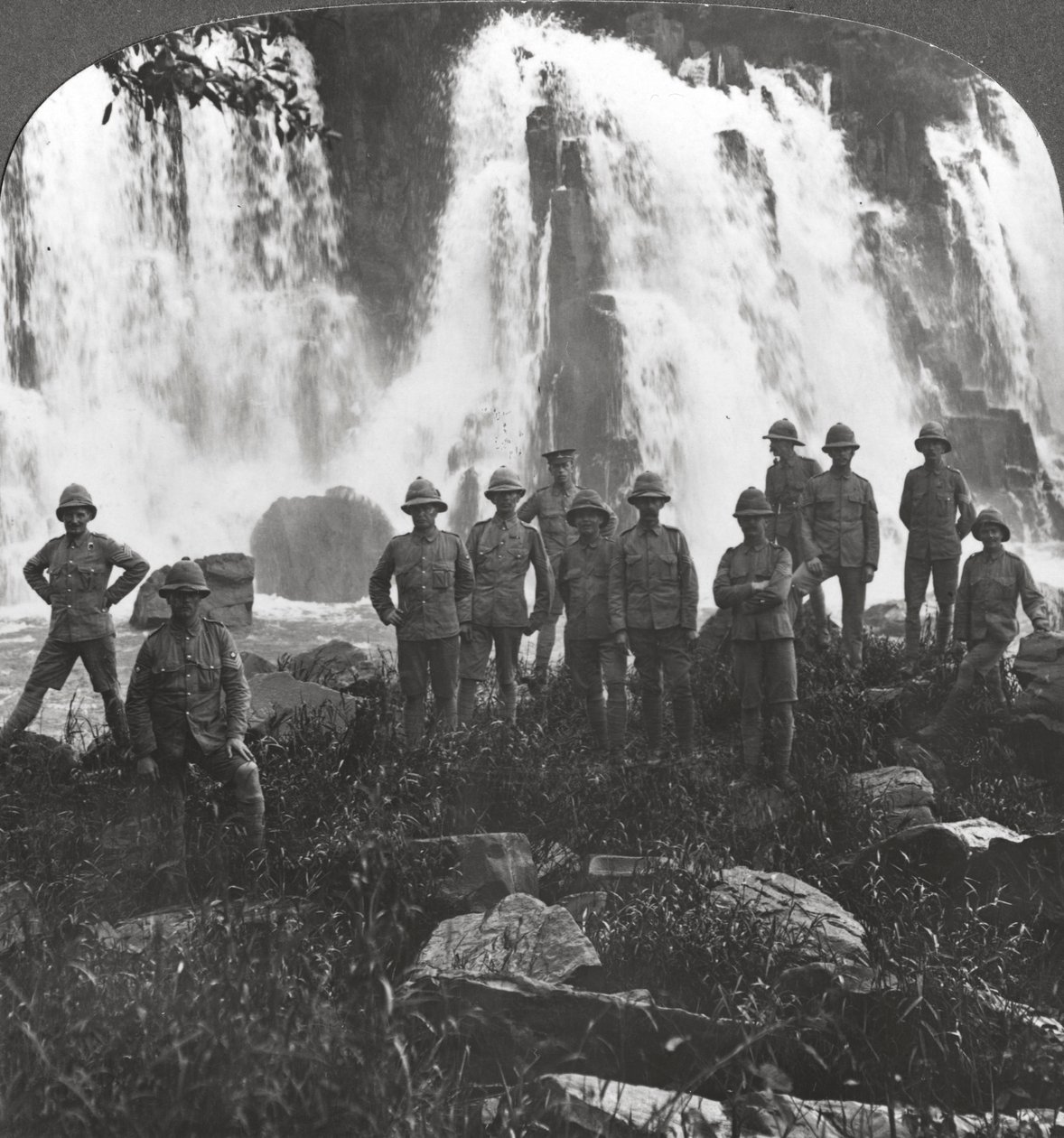 Britští vojáci se osvěžují u vodopádu, Afrika, první světová válka, c1914-c1918 od Realistic Travels Publishers