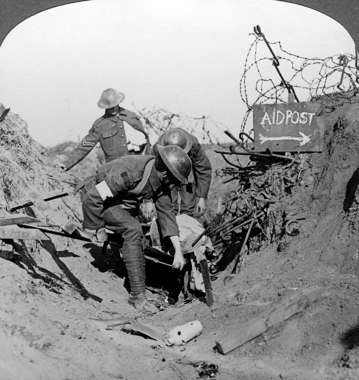 Přenášení zraněného vojáka na stanoviště první pomoci, Passchendaele, Belgie, první světová válka, 1914-1918. od Realistic Travels Publishers