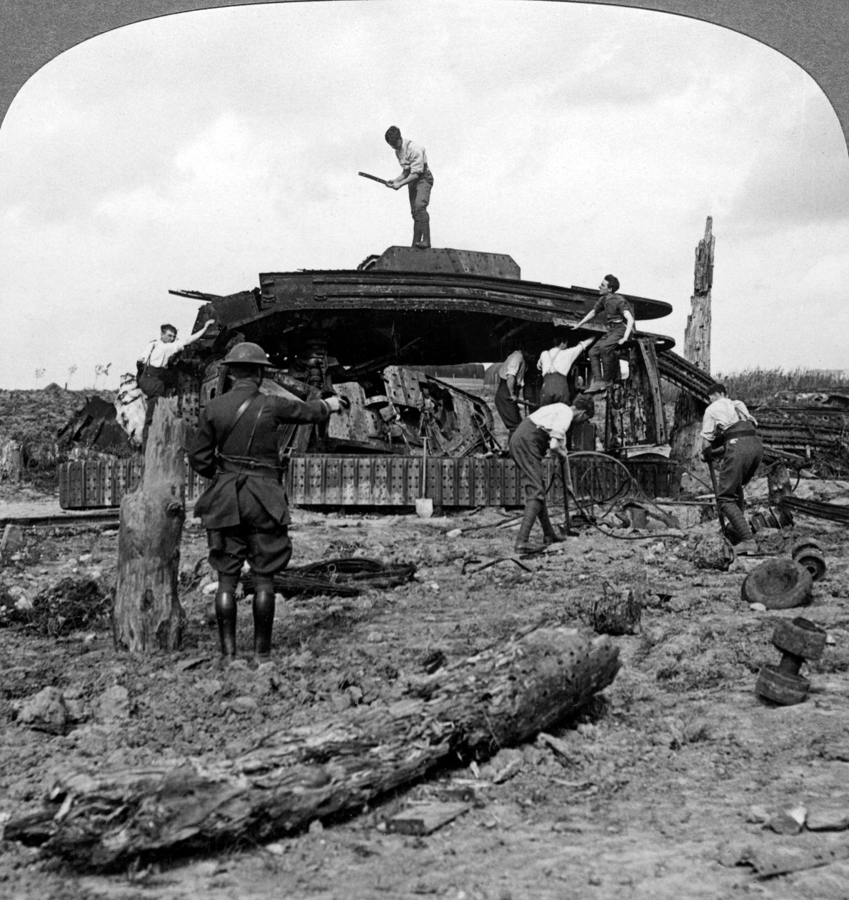 Inženýři odklízejí zničený tank ze silnice, první světová válka, 1917-1918. od Realistic Travels Publishers