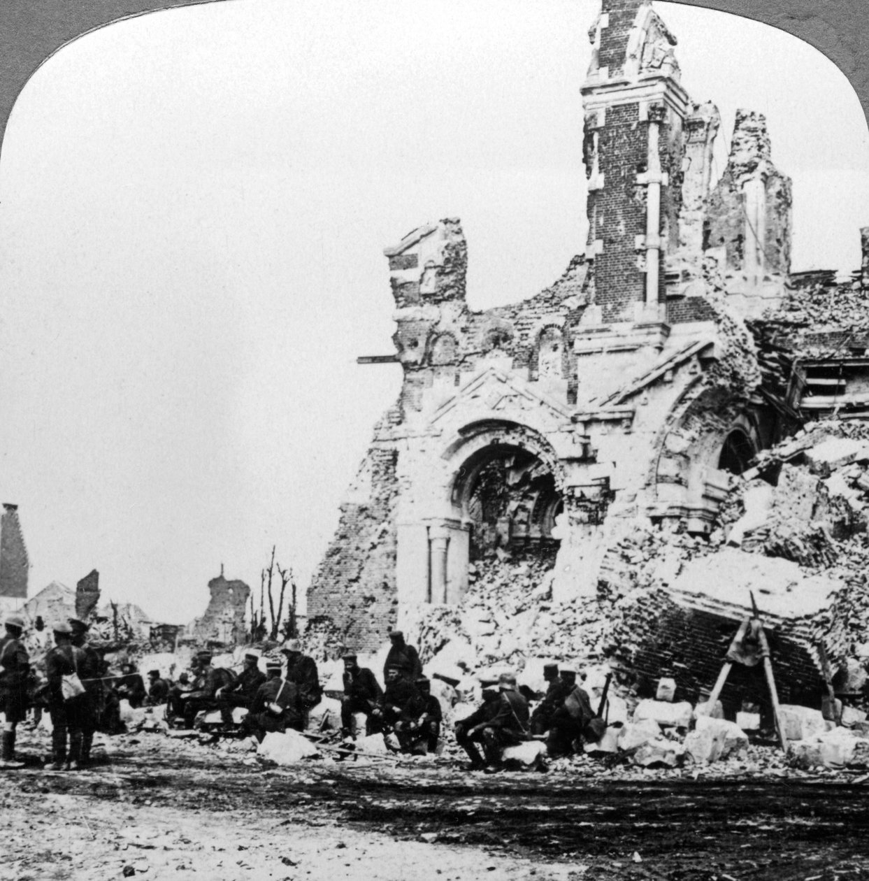 Němečtí váleční zajatci vedle ruin baziliky Albert, Francie, první světová válka, 1914-1918. od Realistic Travels Publishers