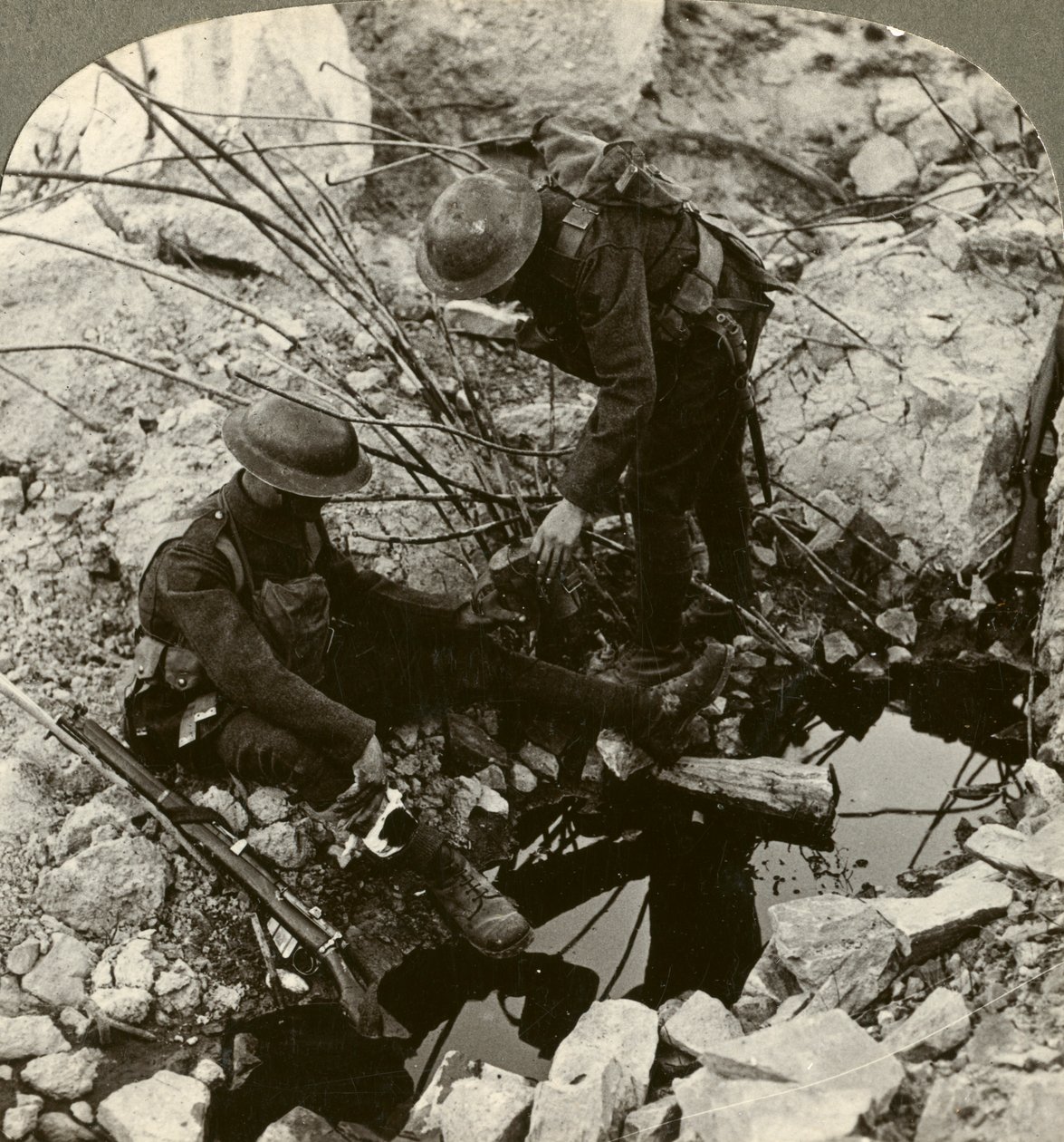 Podávání vody zraněnému kamarádovi, Hooge, Ypres, Belgie, první světová válka, 1914-1918. od Realistic Travels Publishers