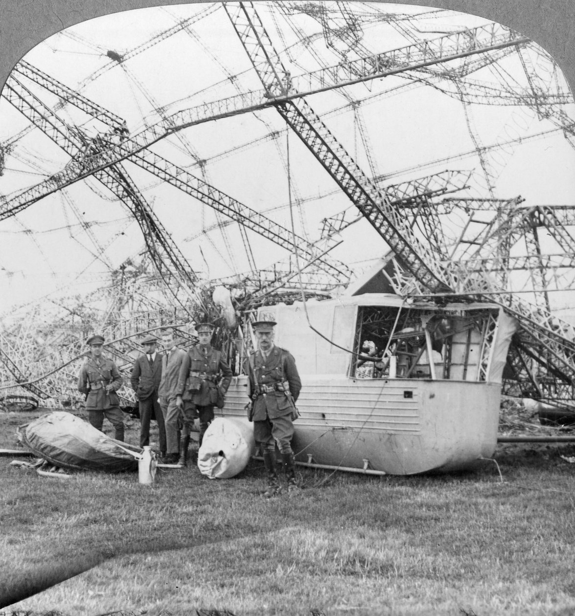Gondola of the Zeppelin sestřelená u pobřeží Essexu, první světová válka, 1916 od Realistic Travels Publishers
