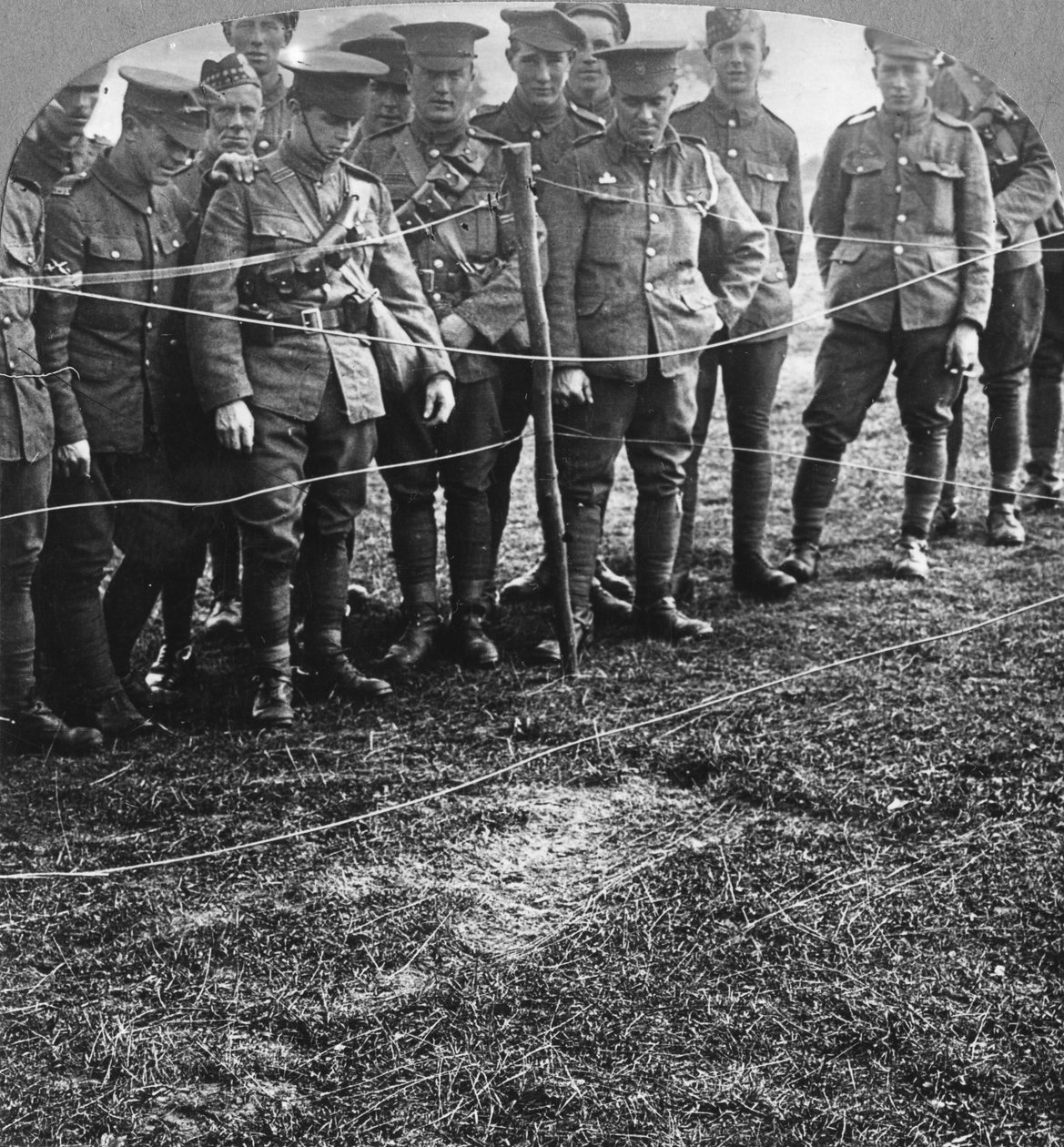 Otisk těla v zemi, Billericay, Essex, první světová válka, 1916 od Realistic Travels Publishers