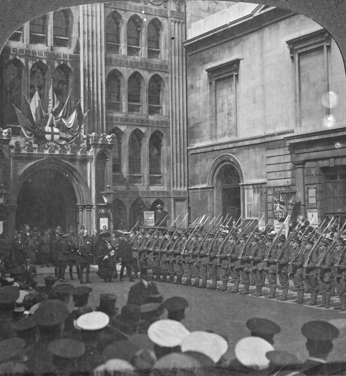 Inspekce čestné stráže v Guildhall, Londýn, první světová válka, c1914-c1916 od Realistic Travels Publishers
