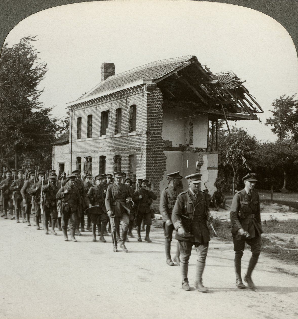 Londýnská teritoria na pochodu, La Bassee Road, severní Francie, první světová válka, 1914-1918. od Realistic Travels Publishers